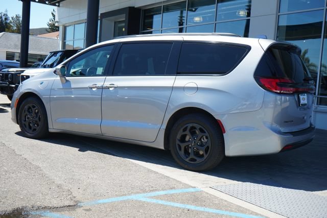 Used 2021 Chrysler Pacifica Limited w/ Uconnect Theater Family Group FWD image 6