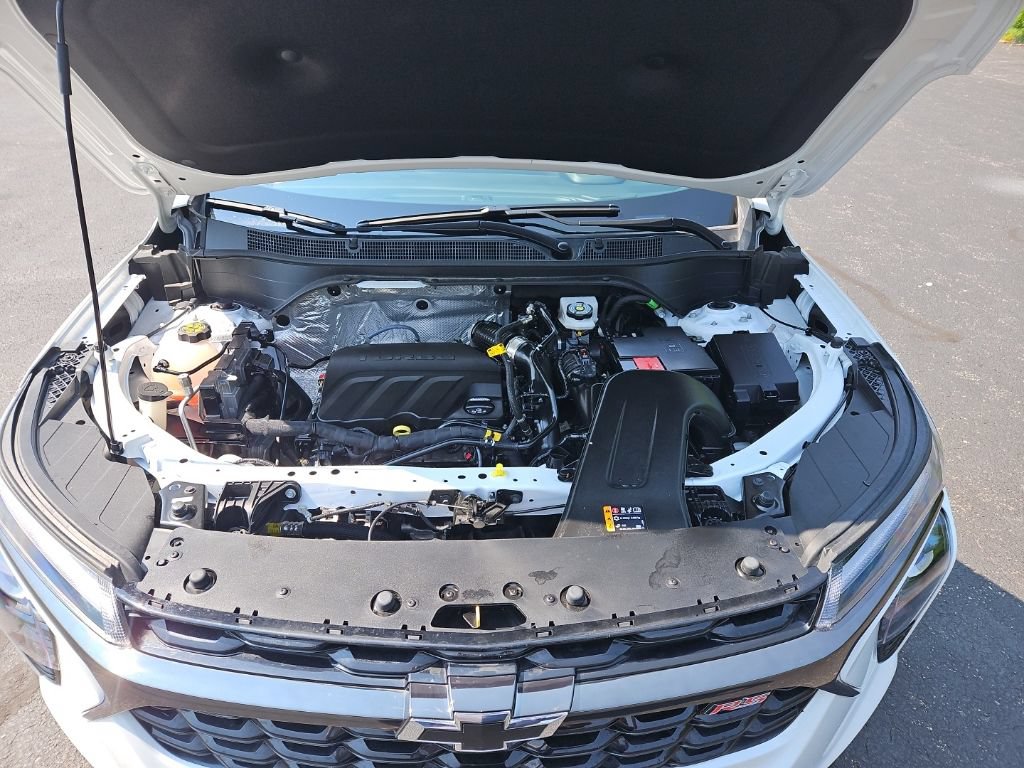 Used 2024 Chevrolet Trax RS w/ Sunroof Package FWD image 2