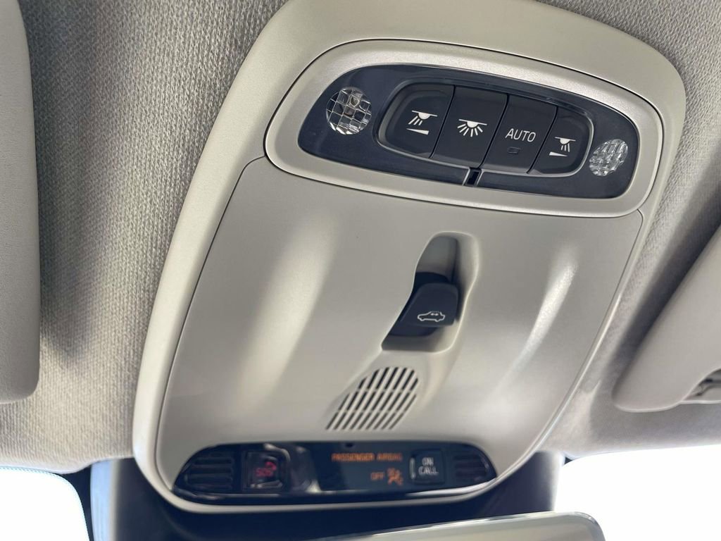 Used 2021 Volvo XC40 T5 Momentum w/ Premium Package image 22