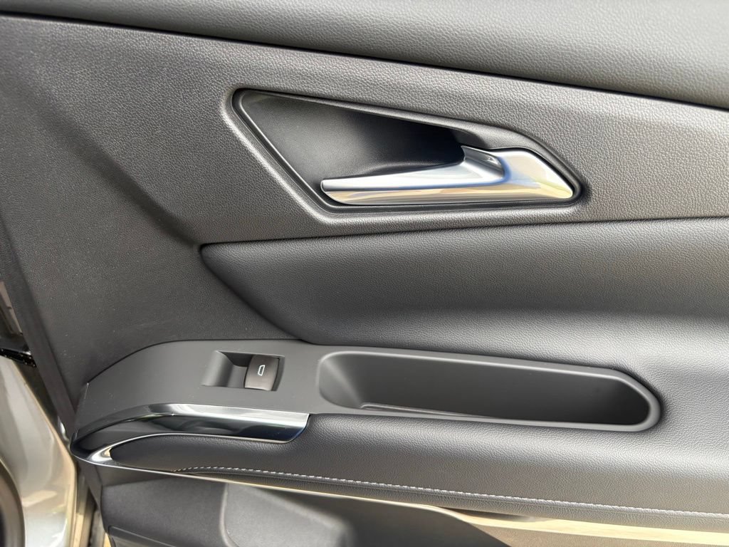 New 2026 Chevrolet Traverse LT w/ LPO, Floor Liner Package FWD image 34