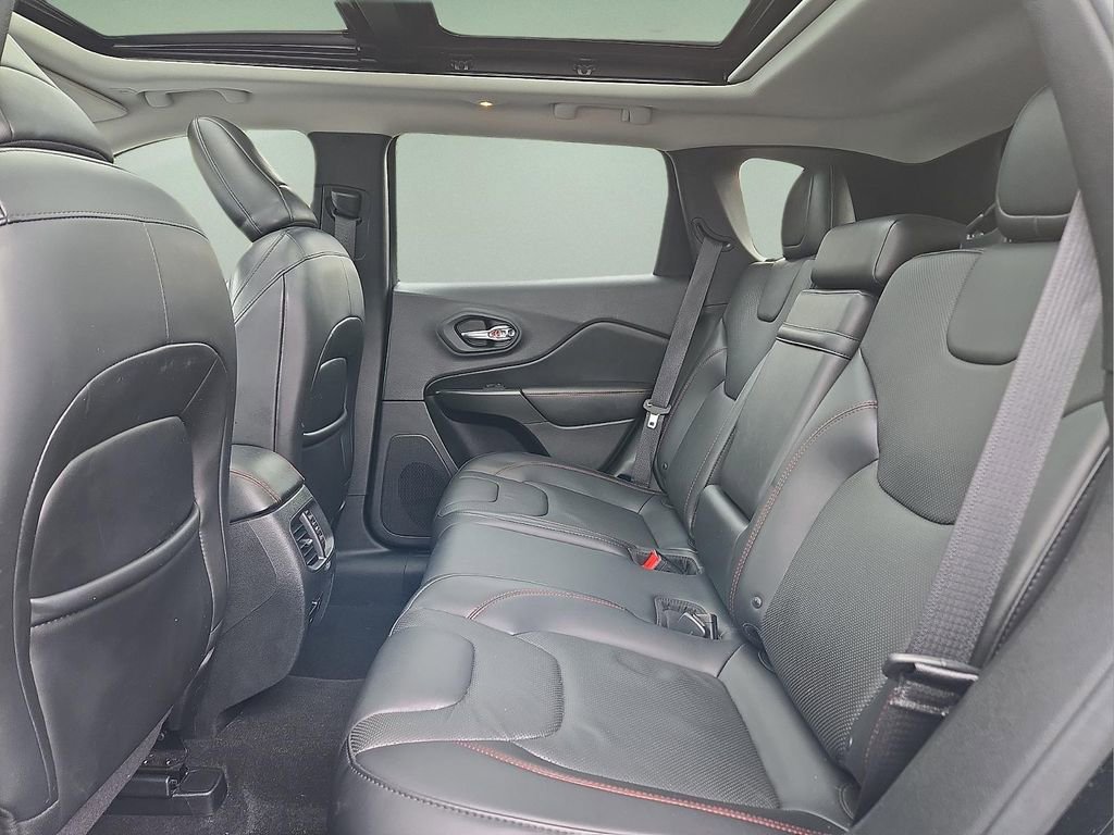 Used 2019 Jeep Cherokee Trailhawk AWD/4WD image 11
