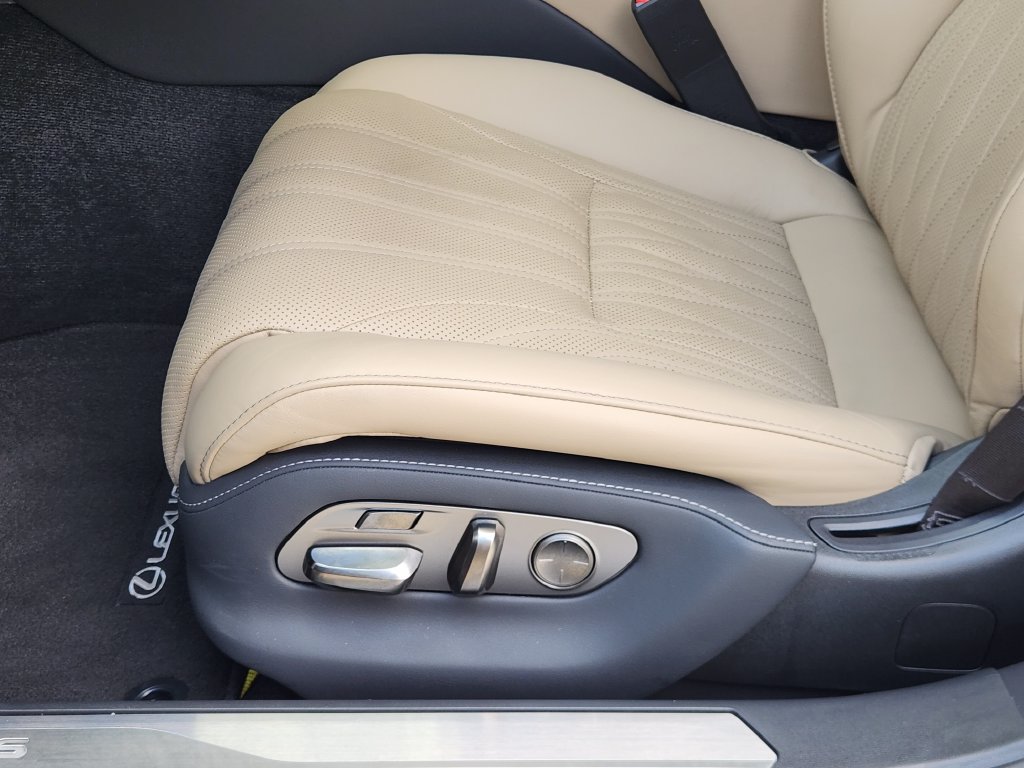 Used 2024 Lexus LS 500 w/ Interior Upgrade Package RWD image 23