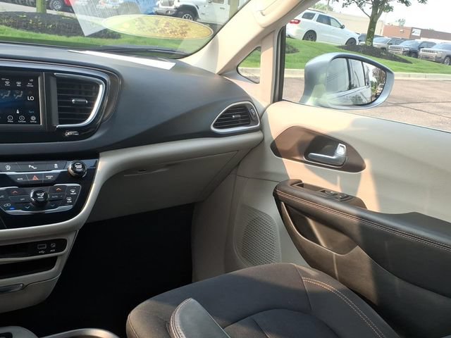 Used 2018 Chrysler Pacifica Touring Plus FWD image 12