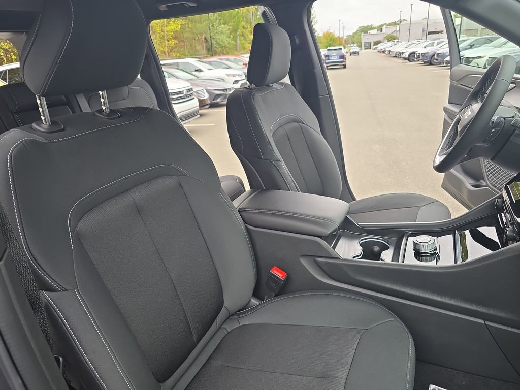 New 2025 Jeep Grand Cherokee Laredo image 10