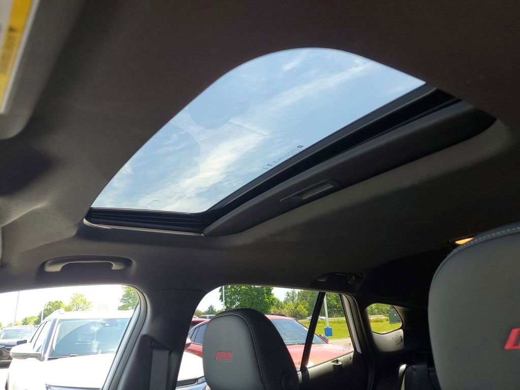 Used 2025 Chevrolet Trax RS w/ Sunroof Package FWD image 7