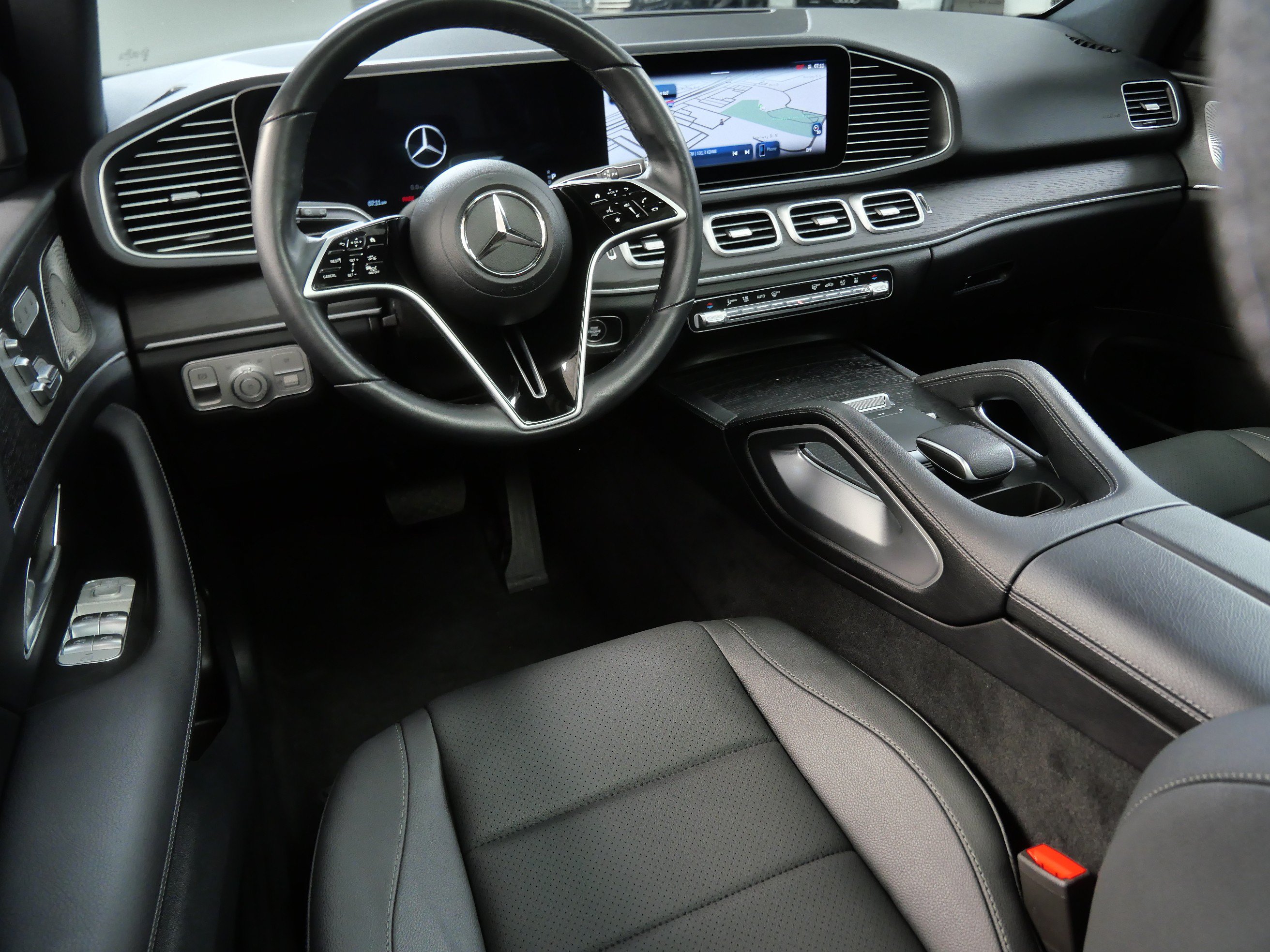 Certified 2025 Mercedes-Benz GLE 450e 4MATIC w/ AMG Line Exterior image 2