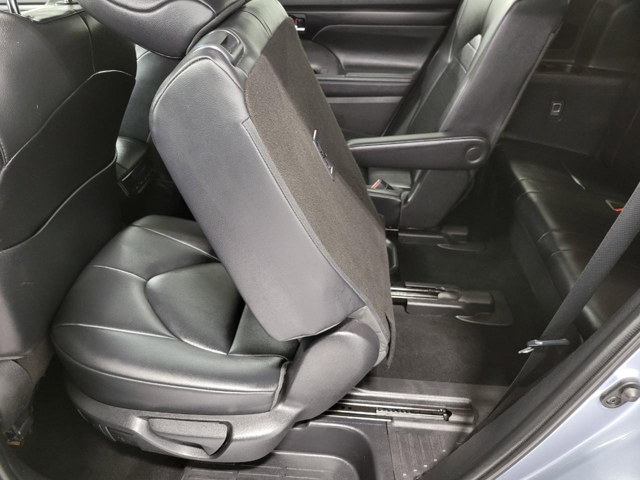 Used 2020 Toyota Highlander XLE image 25