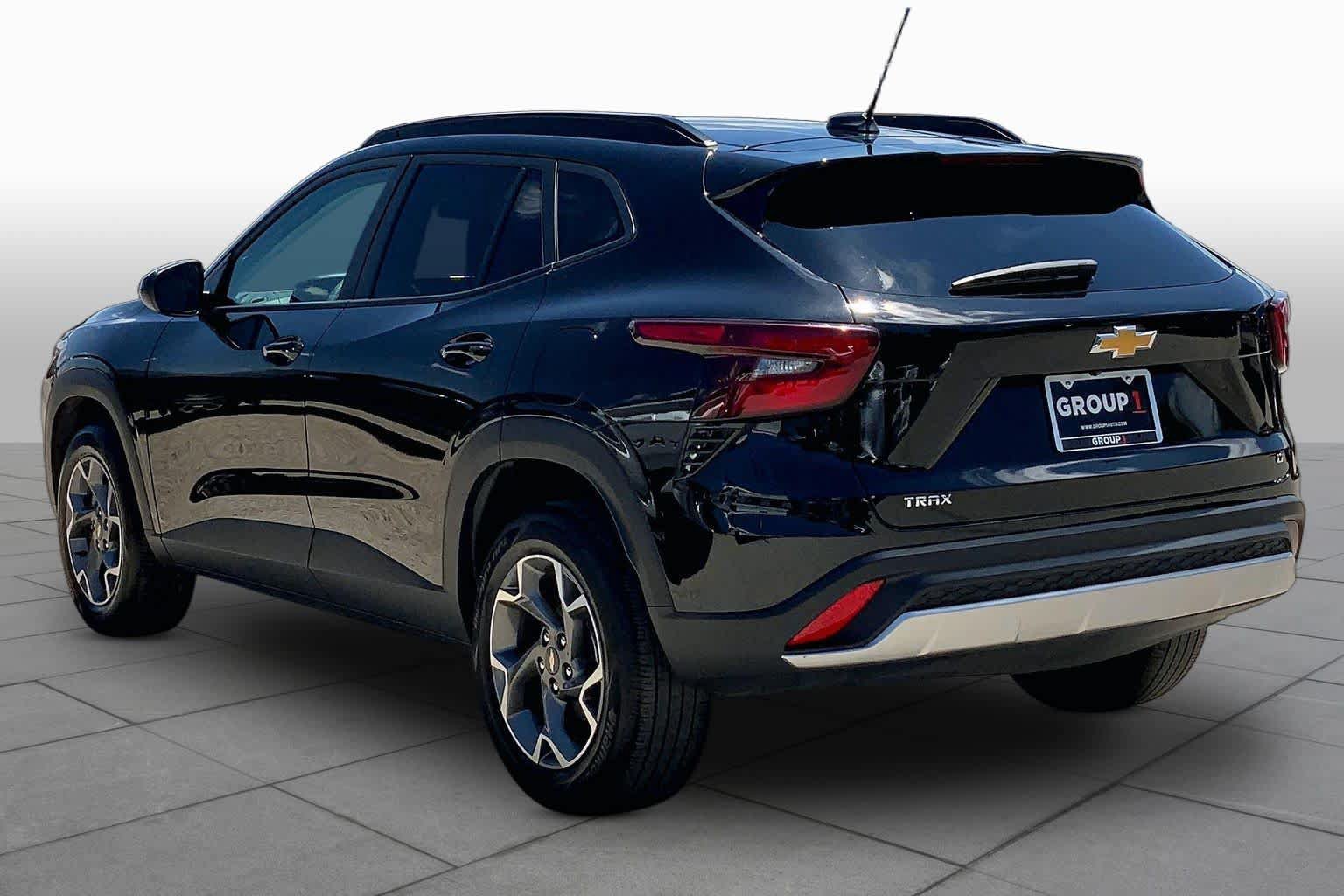 Used 2025 Chevrolet Trax LT FWD image 12