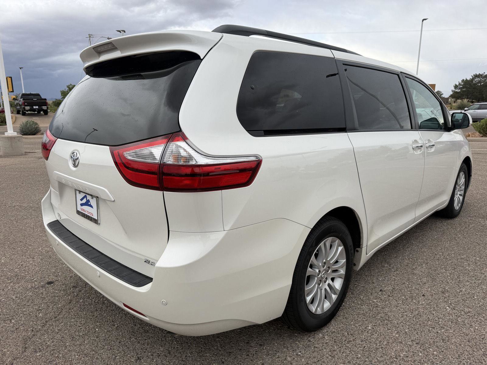 Used 2017 Toyota Sienna XLE w/ XLE Navigation Package FWD image 5