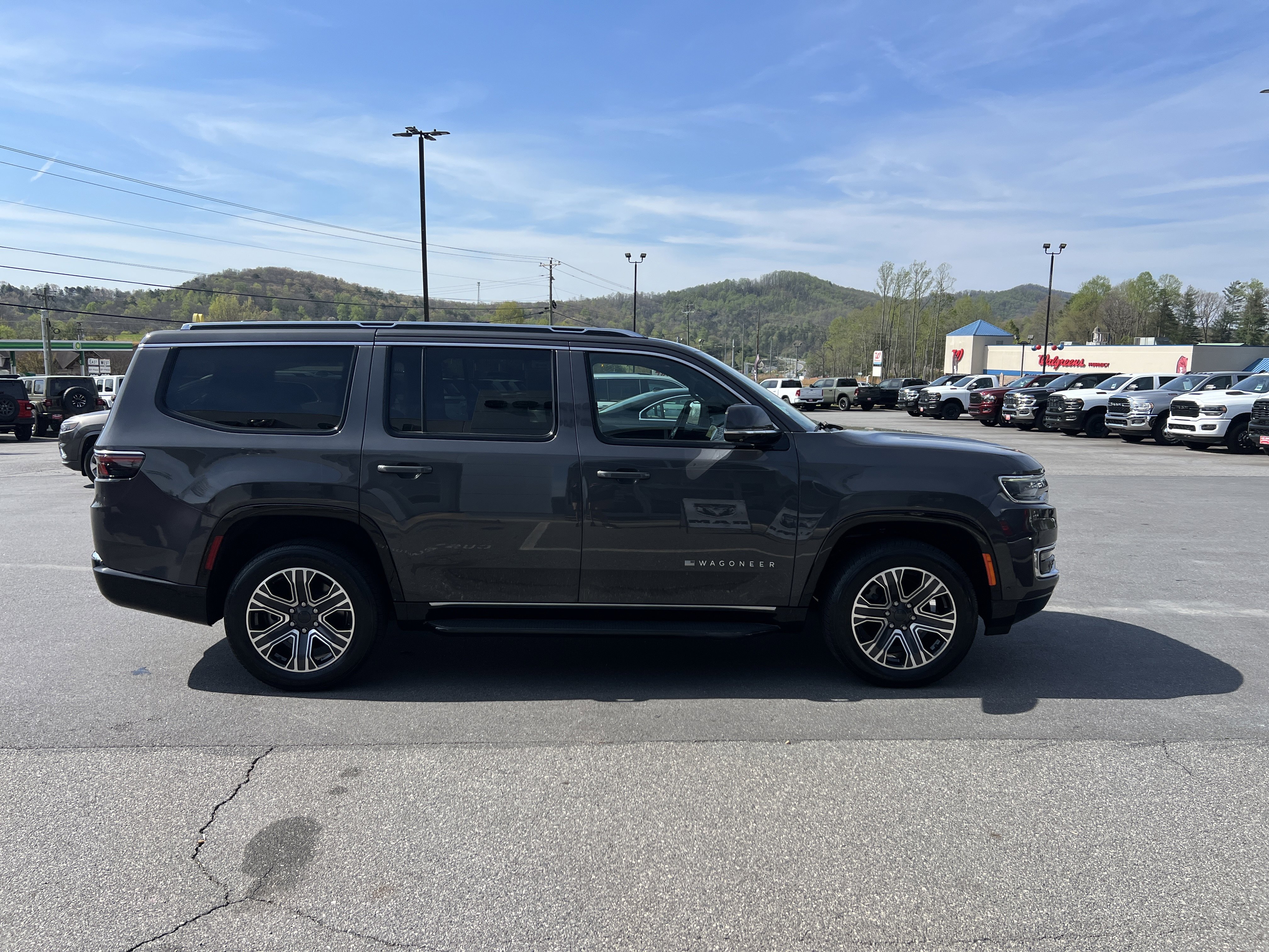 Used 2022 Jeep Wagoneer Series III w/ Convenience Group I image 4