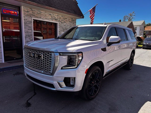 Used 2023 GMC Yukon XL Denali AWD/4WD image 1