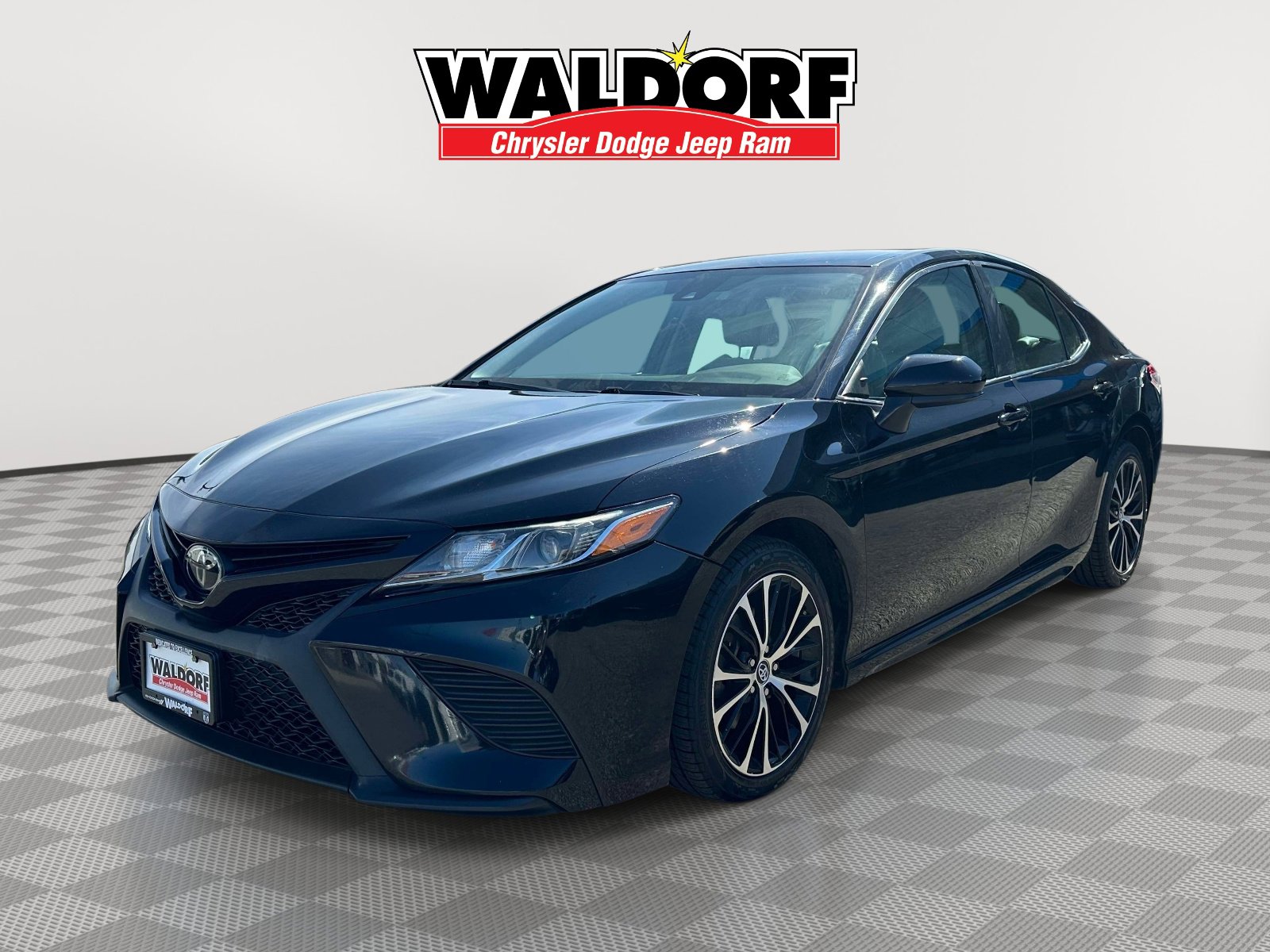 Used 2020 Toyota Camry SE image 3