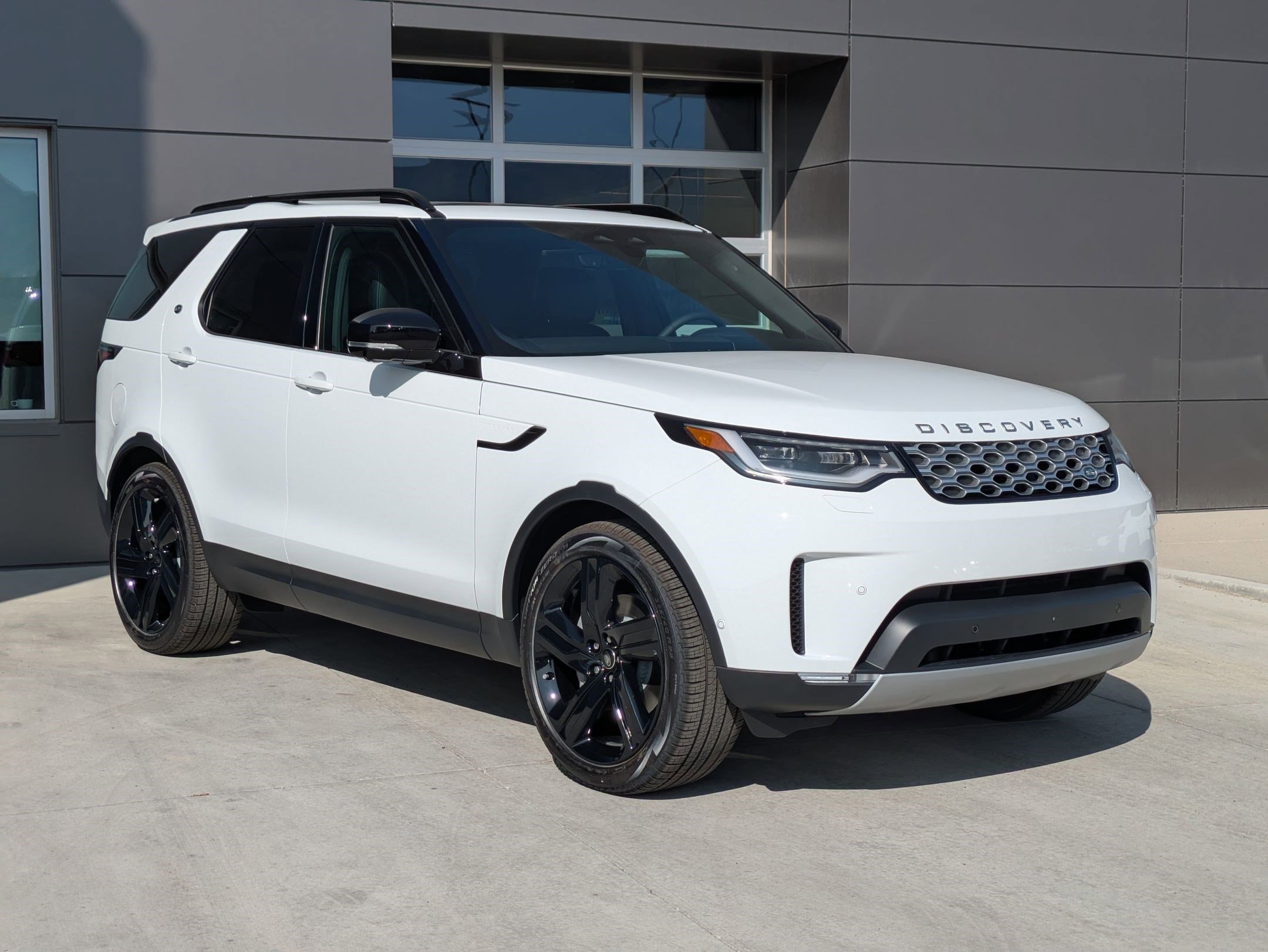 New 2025 Land Rover Discovery S image 3