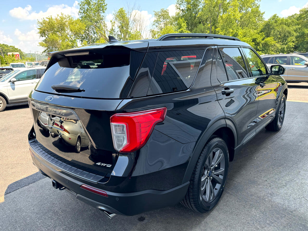 Used 2022 Ford Explorer XLT w/ Equipment Group 202A image 4