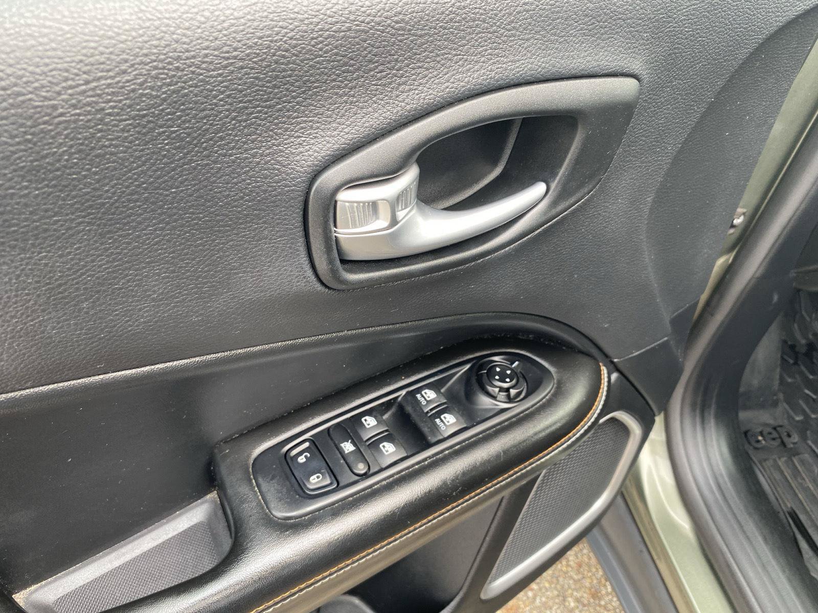 Used 2018 Jeep Compass Latitude w/ Popular Equipment Group FWD image 13