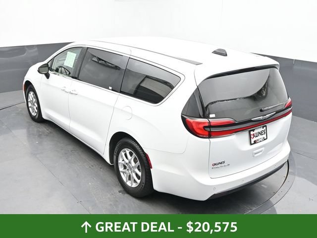 Used 2023 Chrysler Pacifica Touring-L FWD image 46