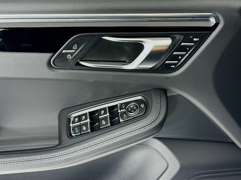 Certified 2025 Porsche Macan AWD/4WD image 11
