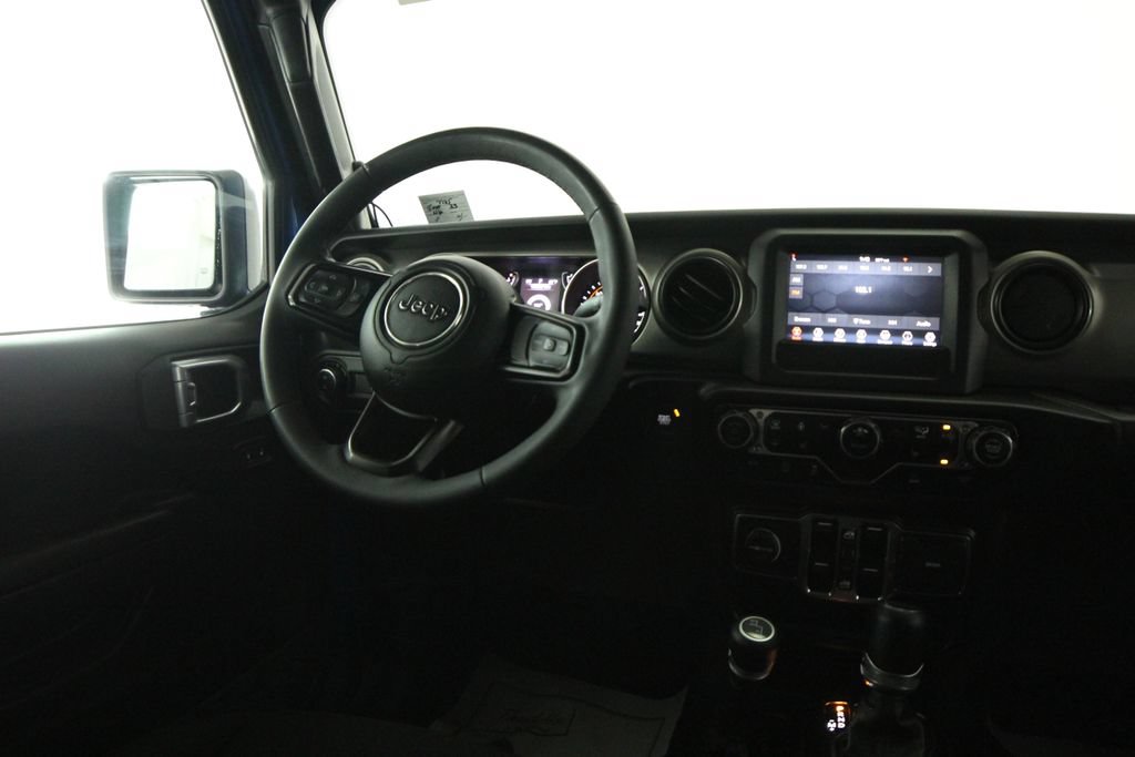 Used 2023 Jeep Gladiator Sport AWD/4WD image 10