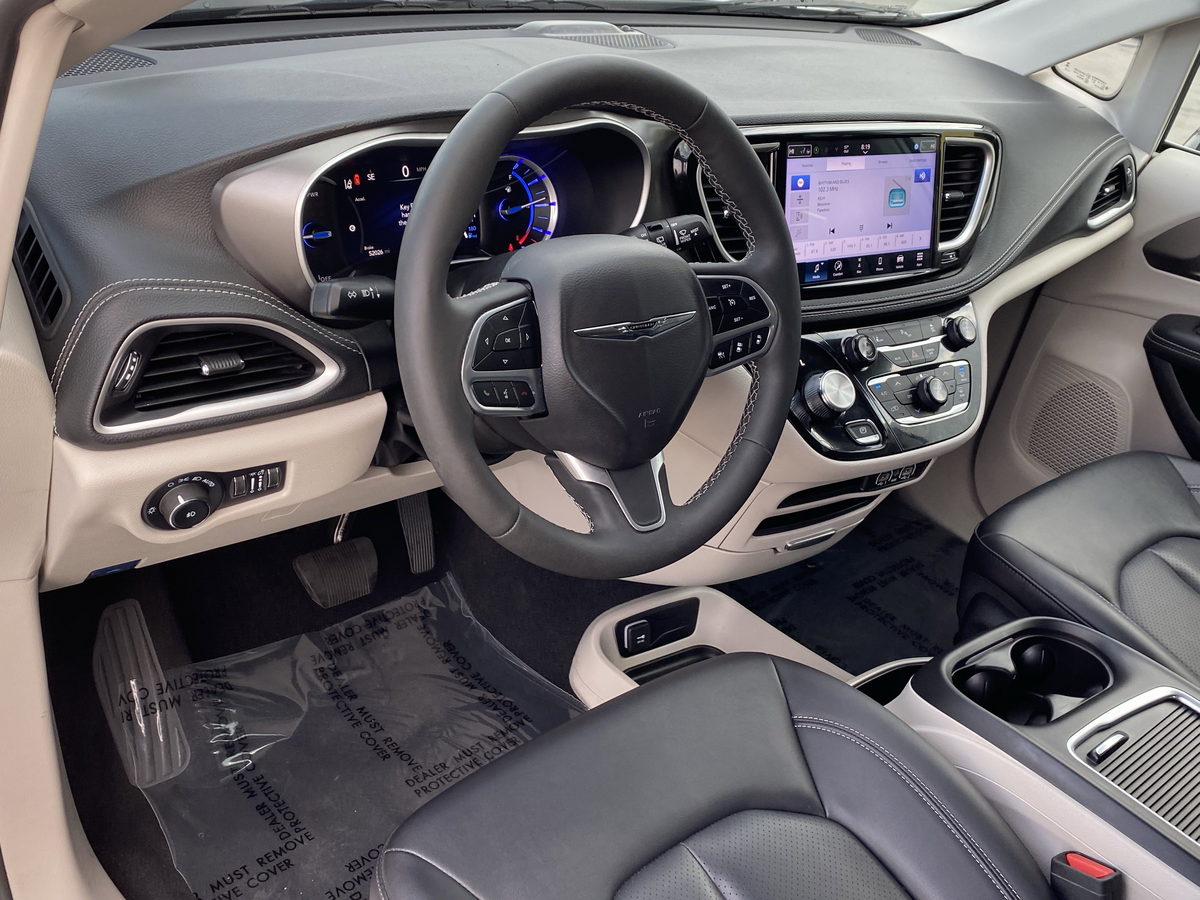 Used 2024 Chrysler Pacifica Select image 15