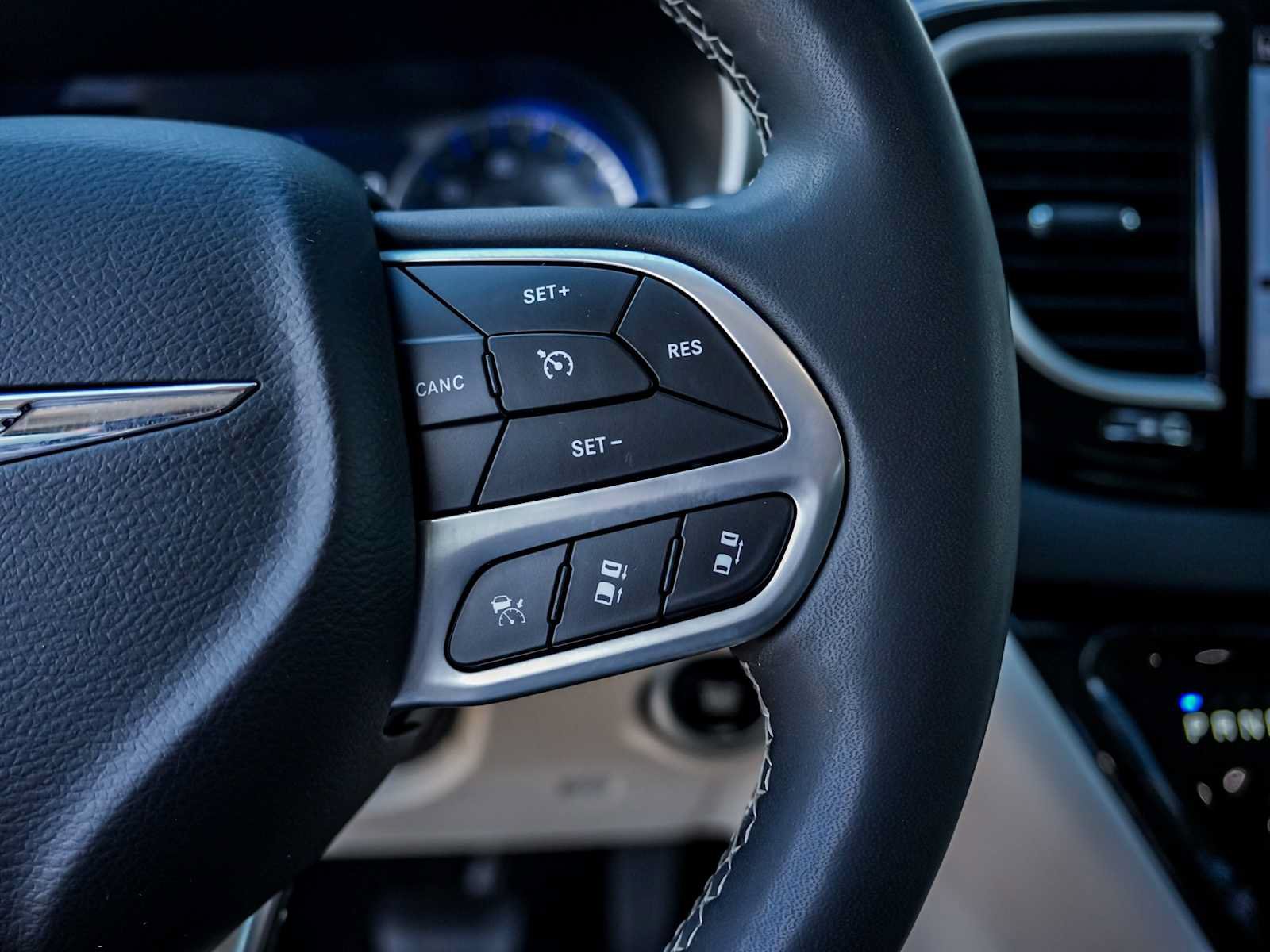 Used 2023 Chrysler Pacifica Touring-L FWD image 13