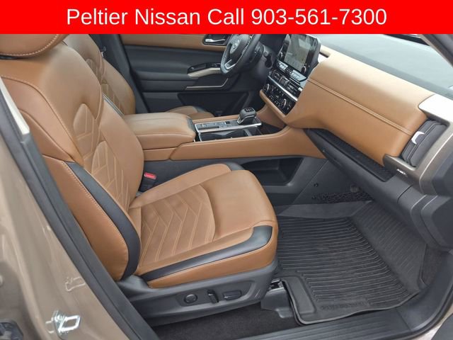 Used 2024 Nissan Pathfinder Platinum image 11