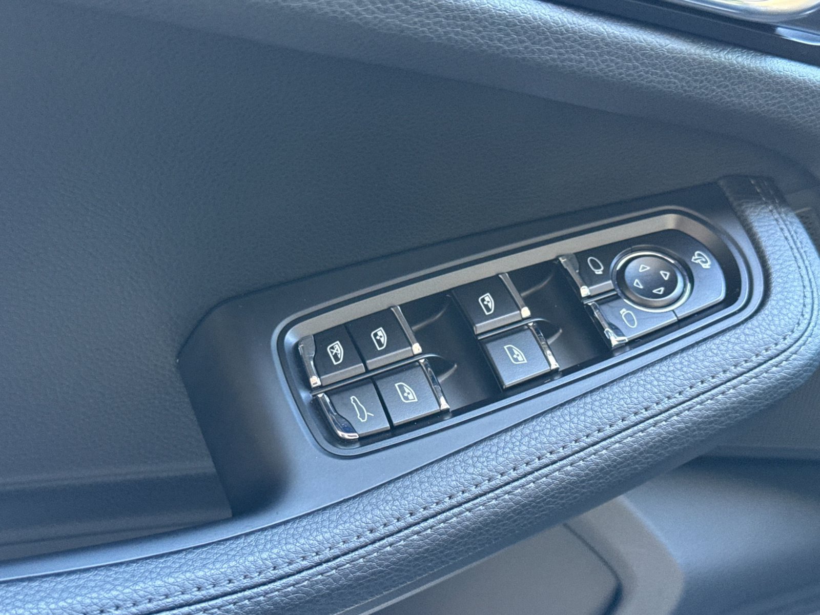 Certified 2025 Porsche Macan AWD/4WD image 13