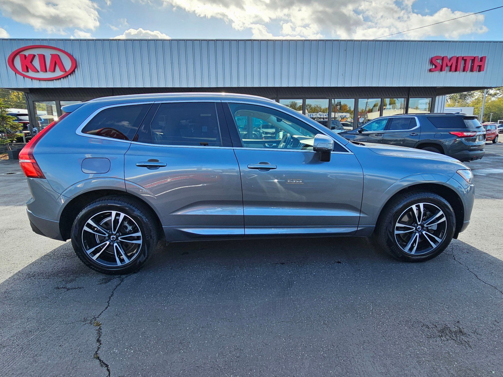 Used 2020 Volvo XC60 T6 Momentum image 2