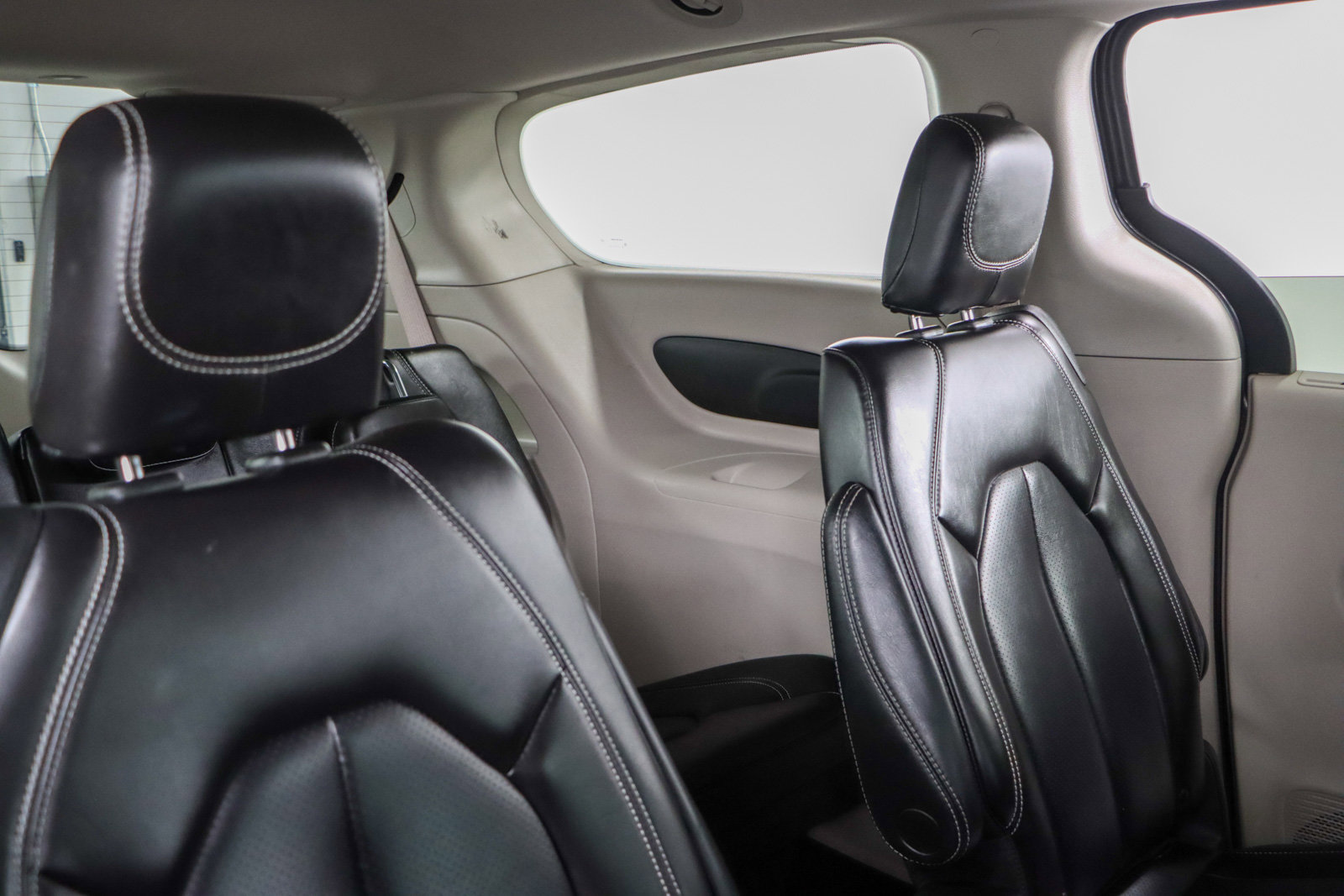 Used 2023 Chrysler Pacifica Touring-L image 28