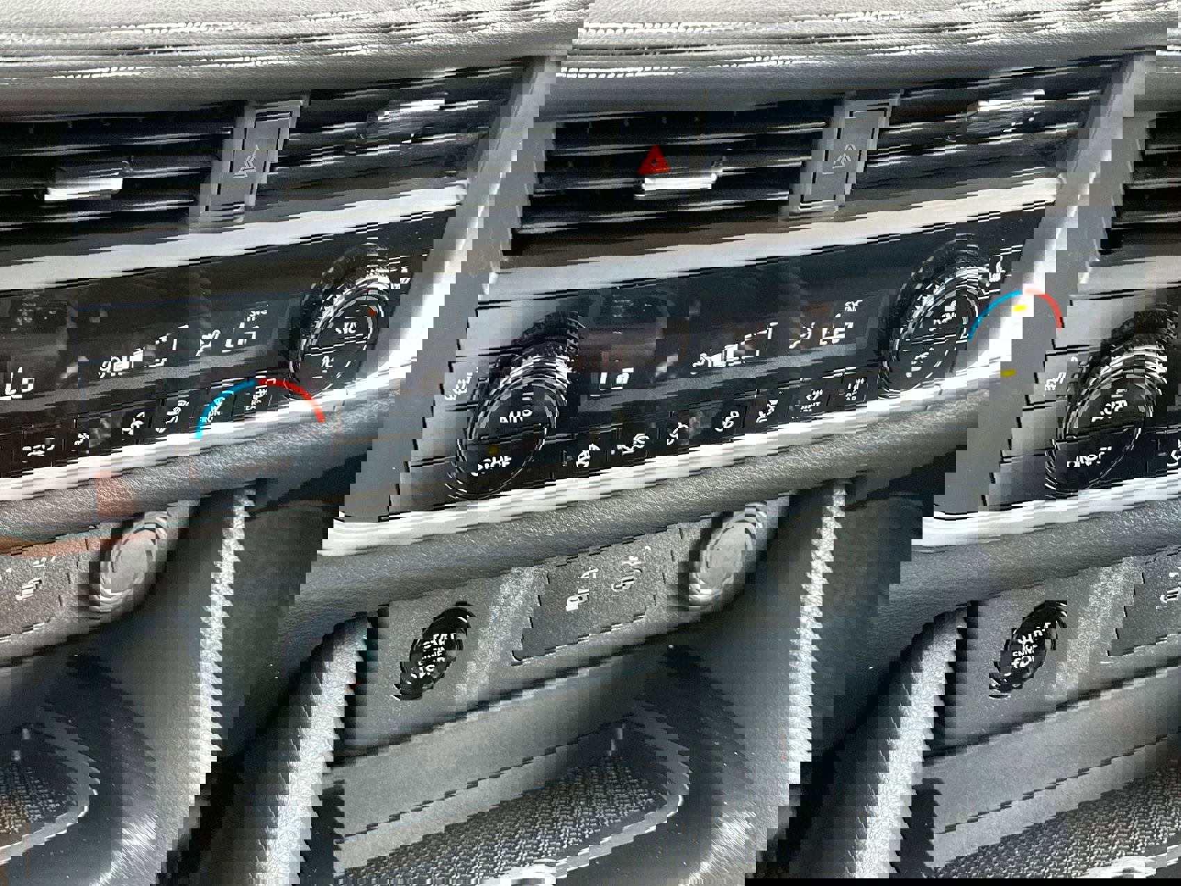 Used 2024 Nissan Rogue SV w/ SV Premium Package image 18