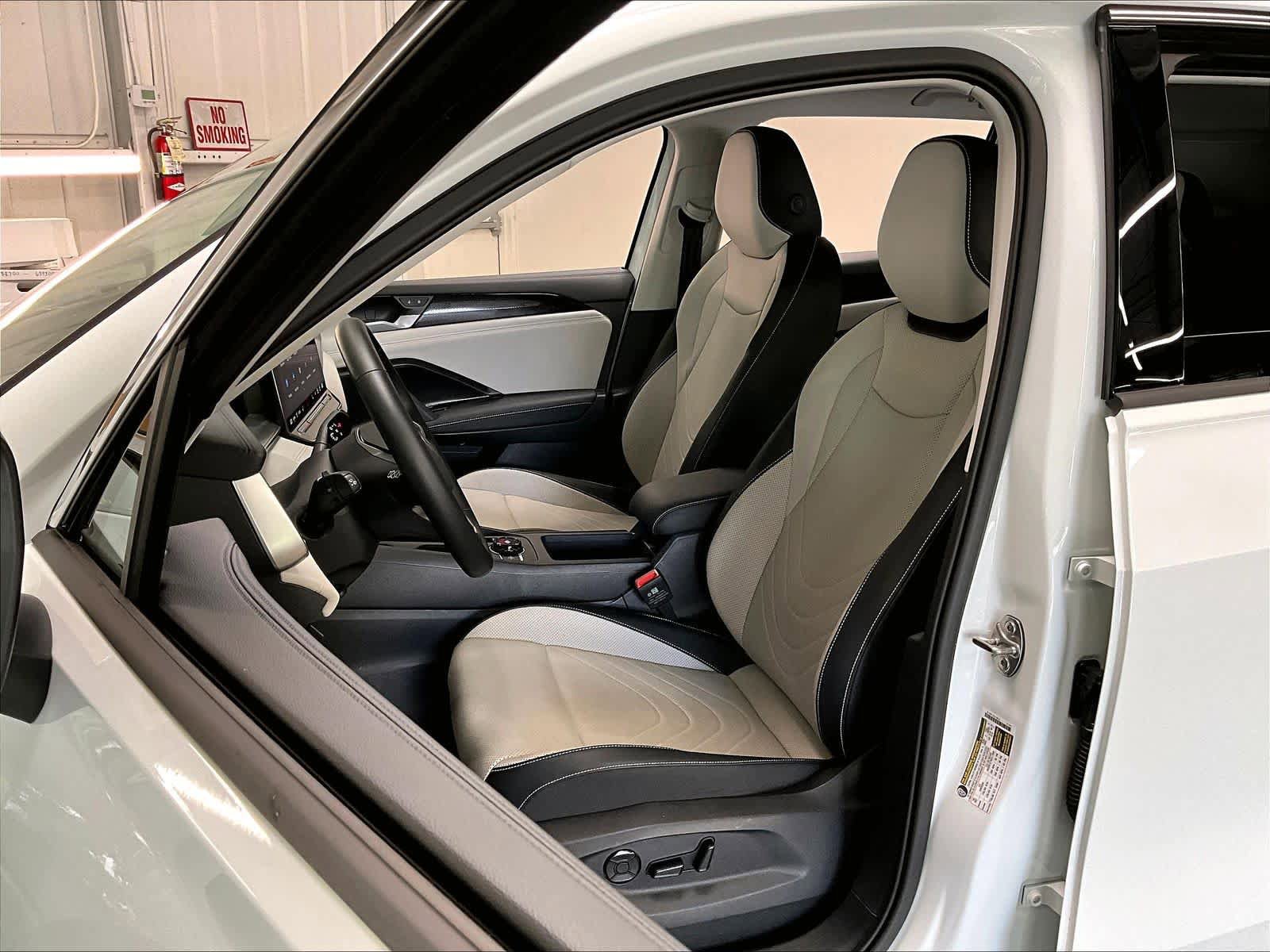 Certified 2025 Volkswagen Tiguan SE FWD image 25