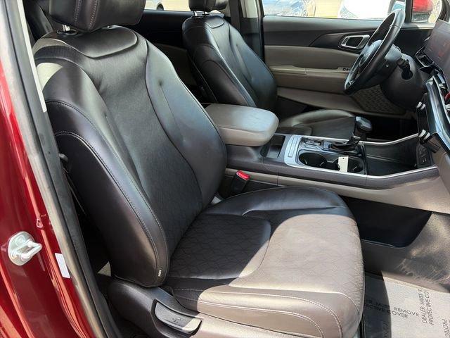 Used 2025 Kia Carnival FWD image 35