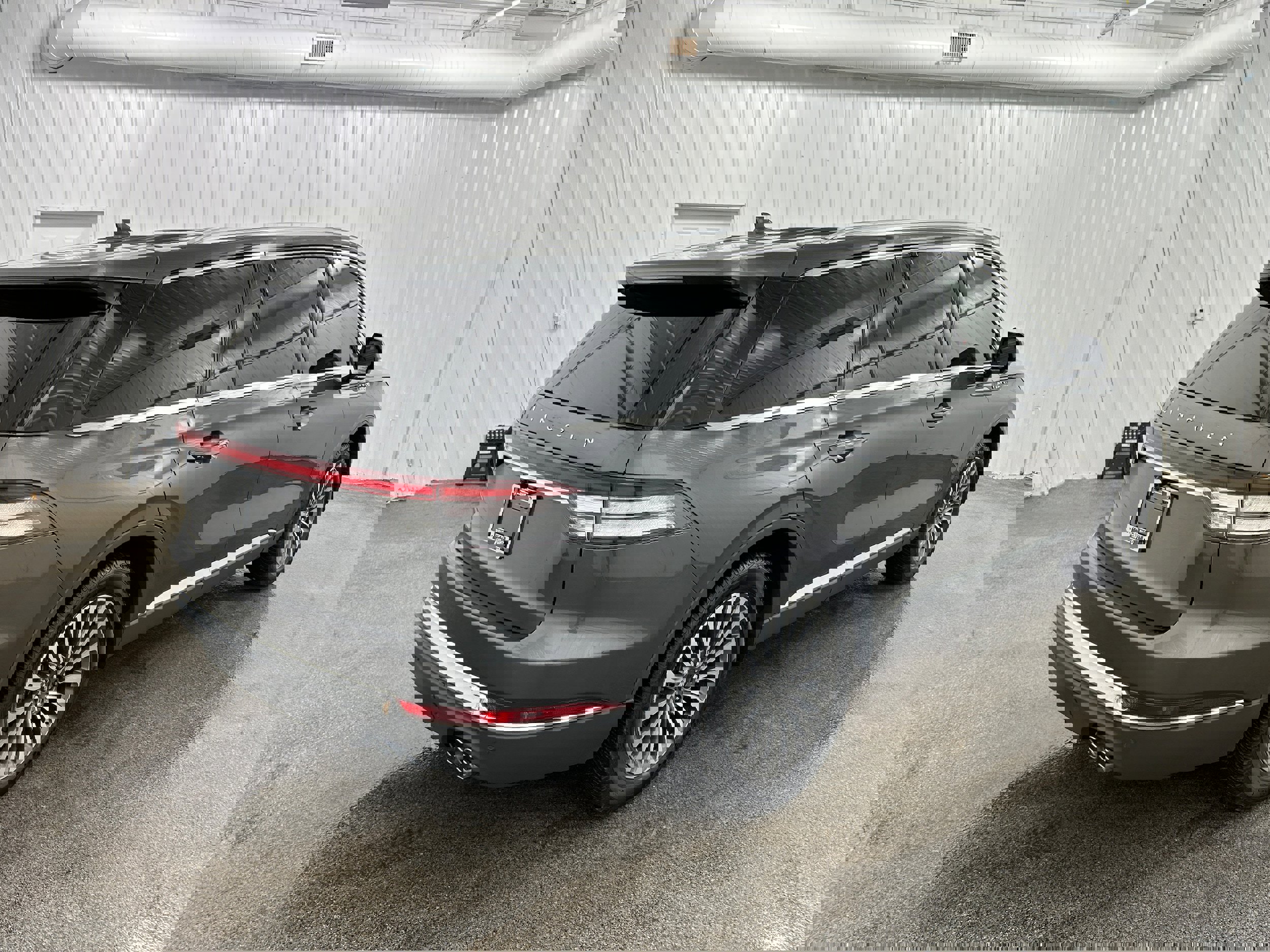 Used 2020 Lincoln Aviator Reserve w/ Class IV Trailer Tow Package image 35