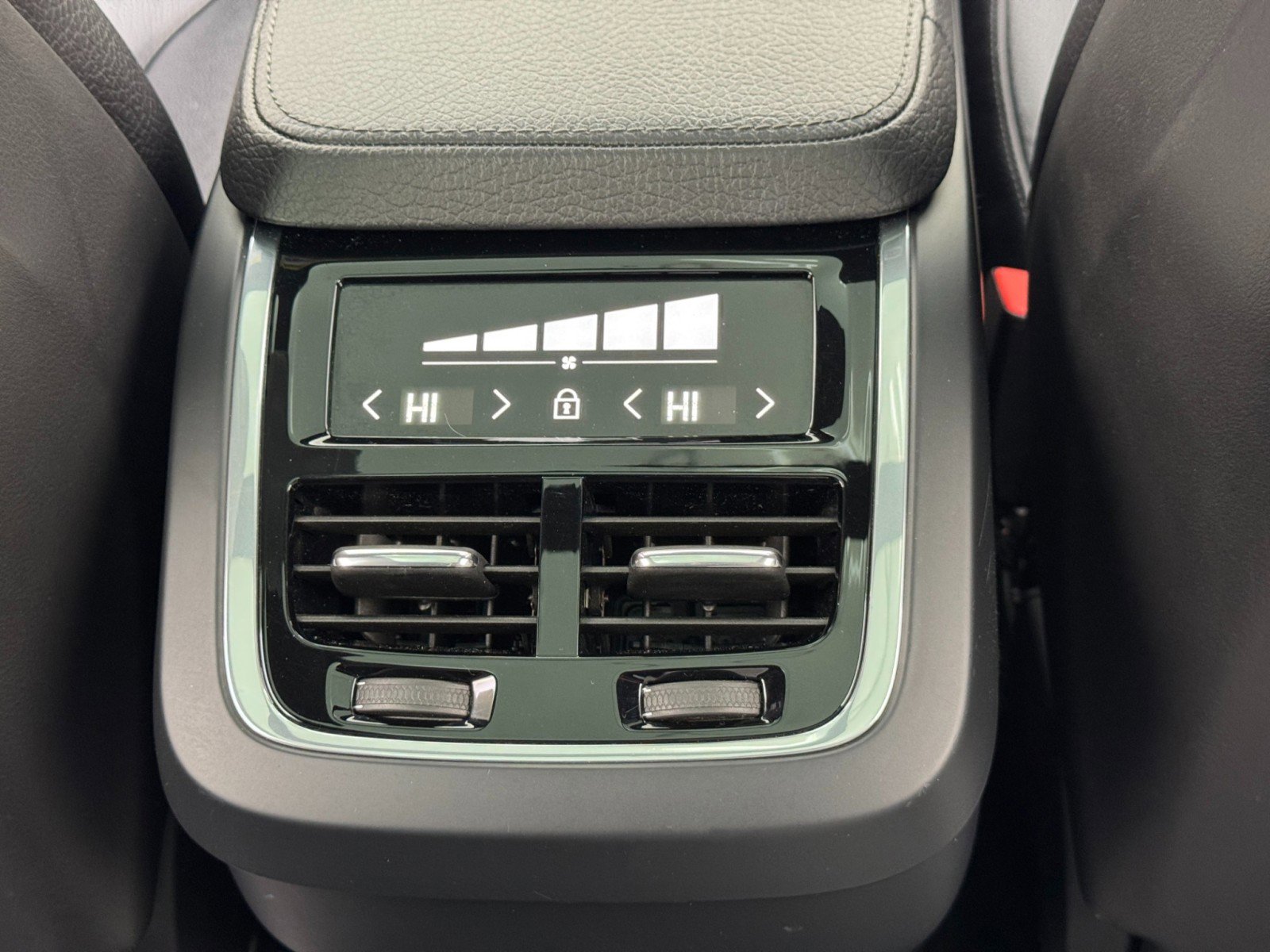 Used 2020 Volvo XC90 T6 Momentum image 34