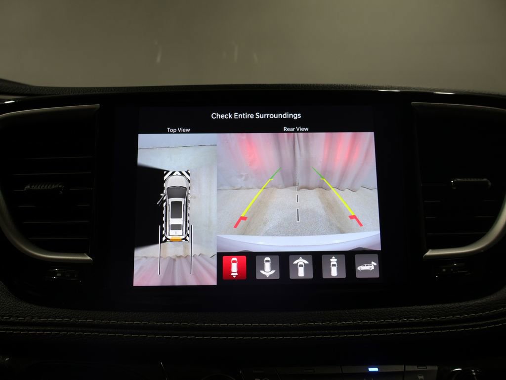 Used 2023 Chrysler Pacifica Touring-L image 25