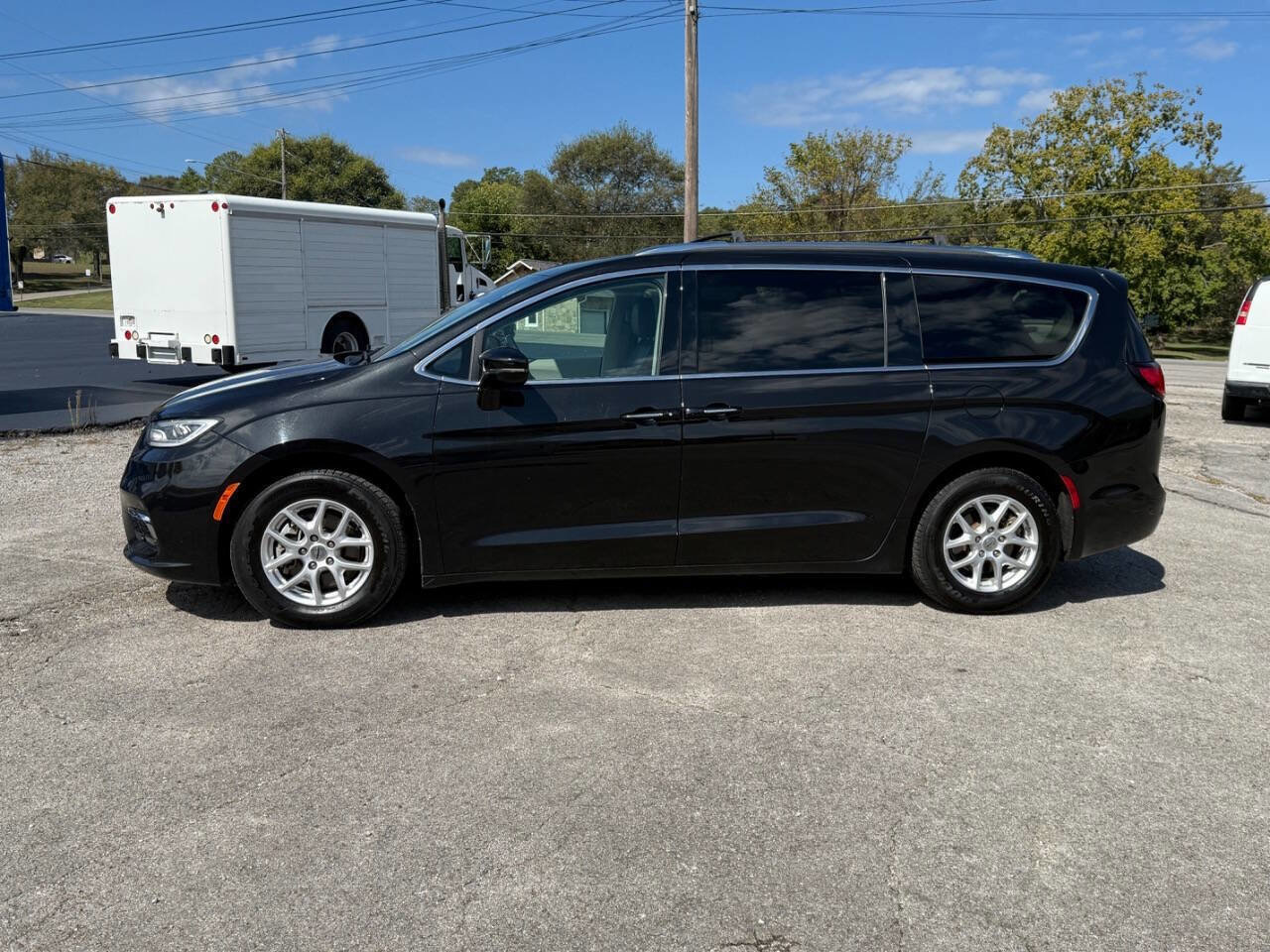 Used 2021 Chrysler Pacifica Touring-L image 3