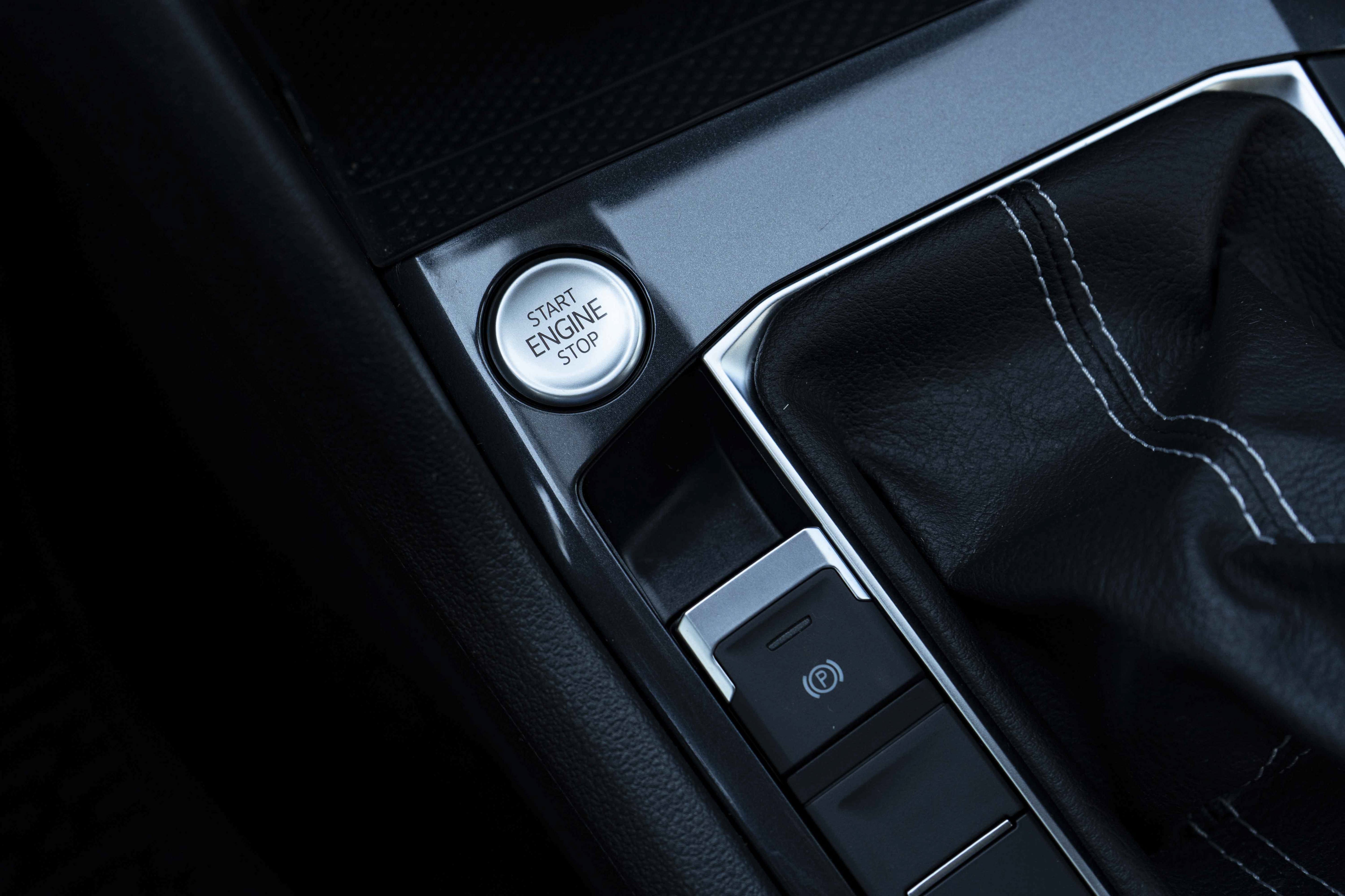 Certified 2022 Volkswagen Tiguan SE R-Line FWD image 25