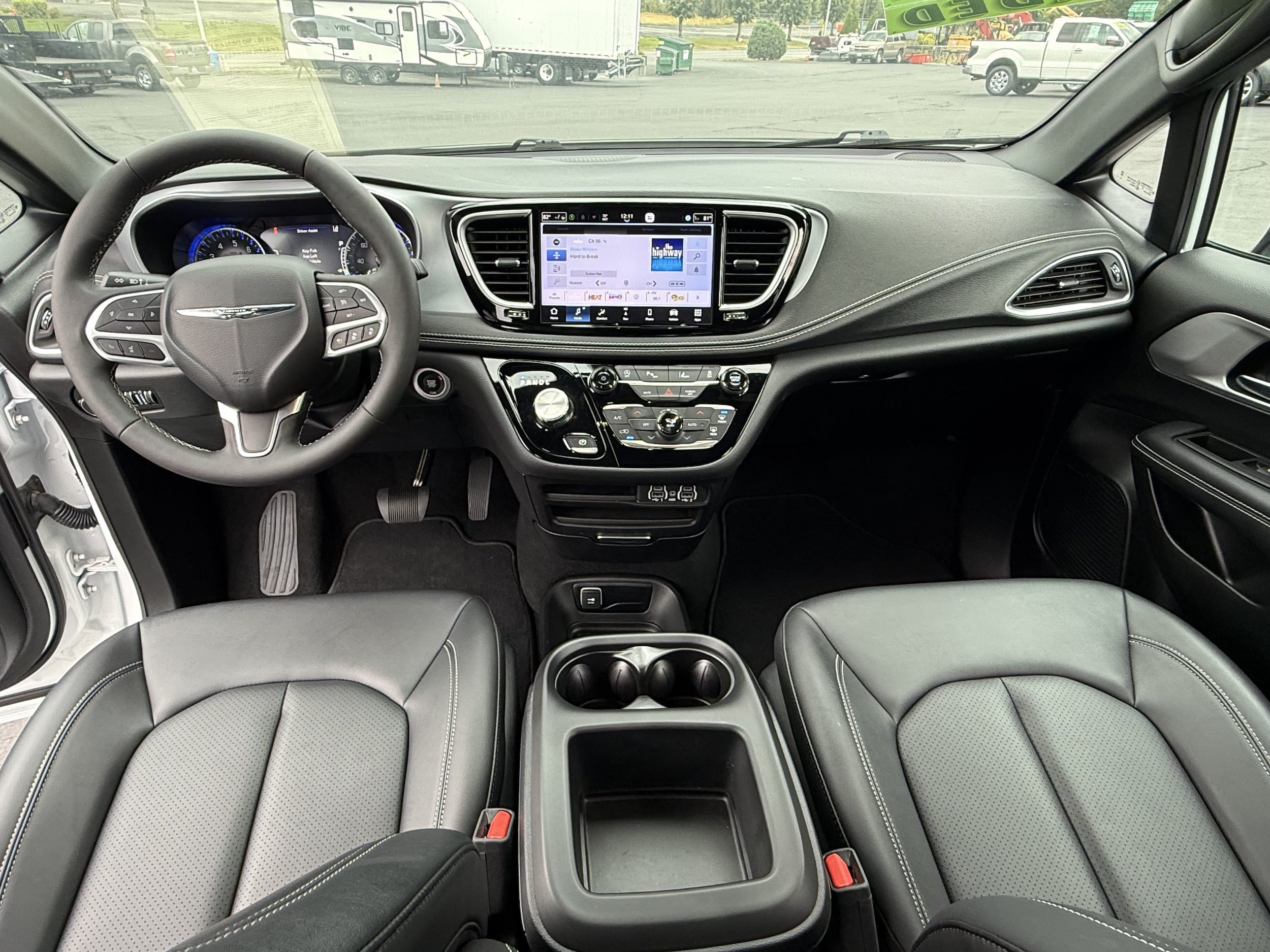 Used 2025 Chrysler Pacifica Select FWD image 11