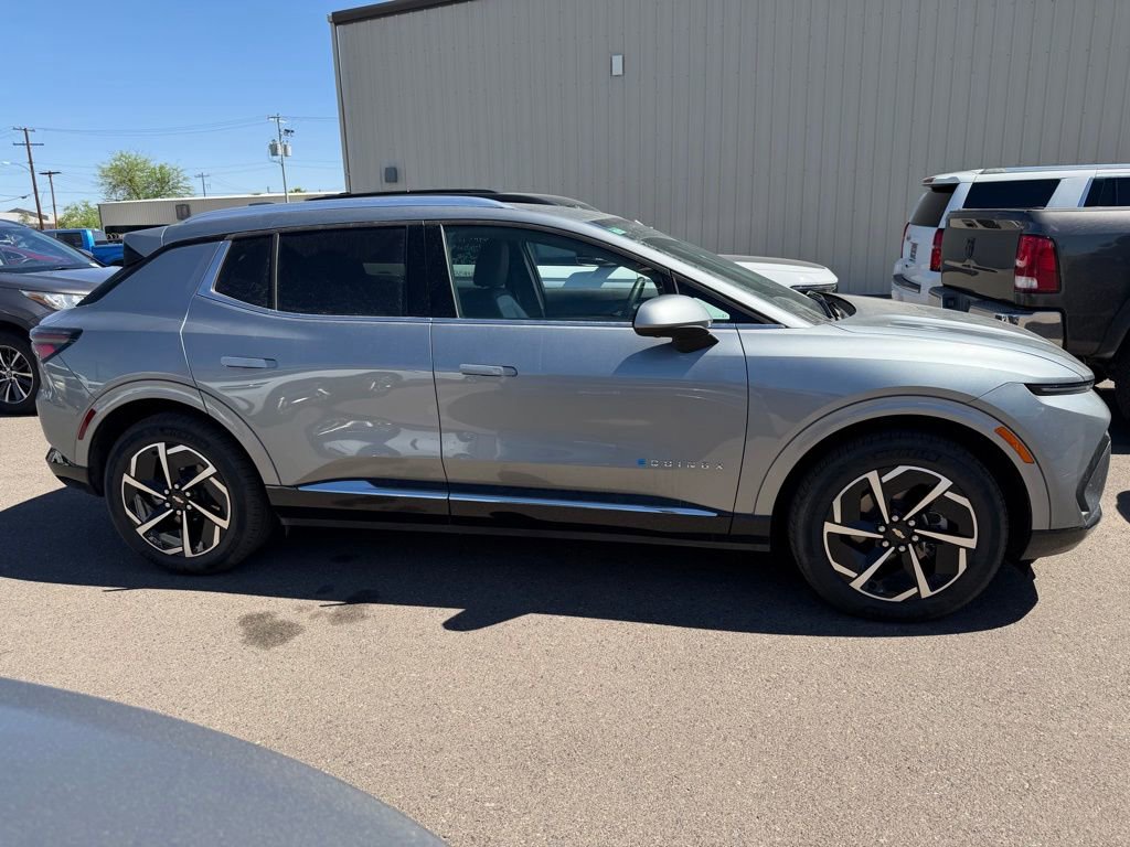 Used 2025 Chevrolet Equinox EV LT w/ Convenience Package image 2