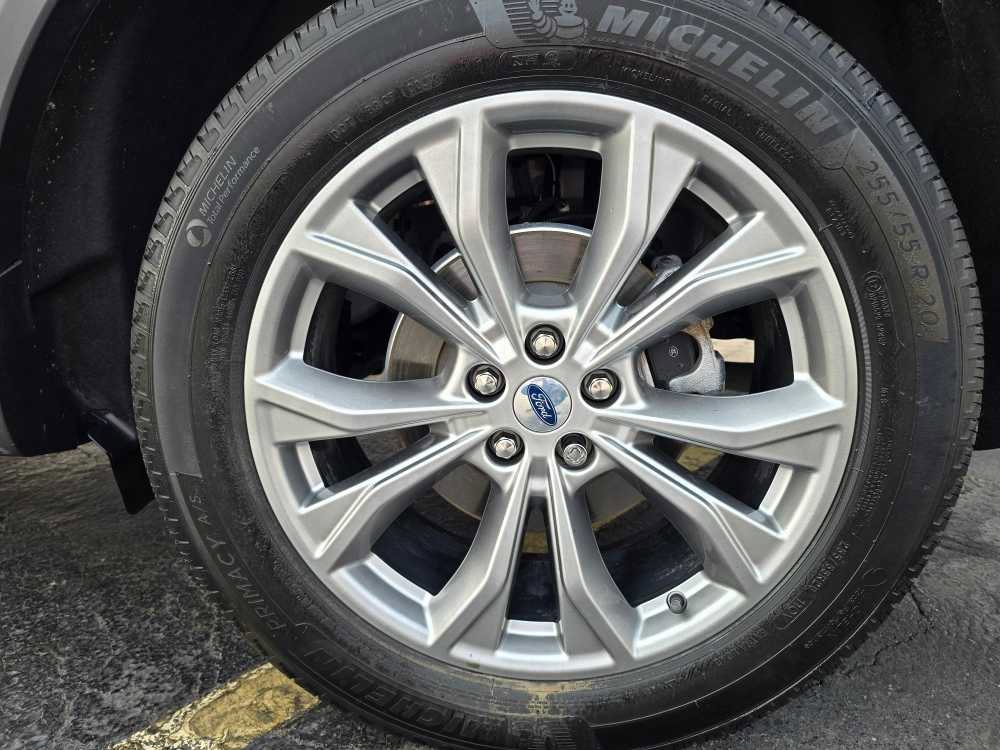 Used 2022 Ford Explorer XLT w/ Equipment Group 202A image 5