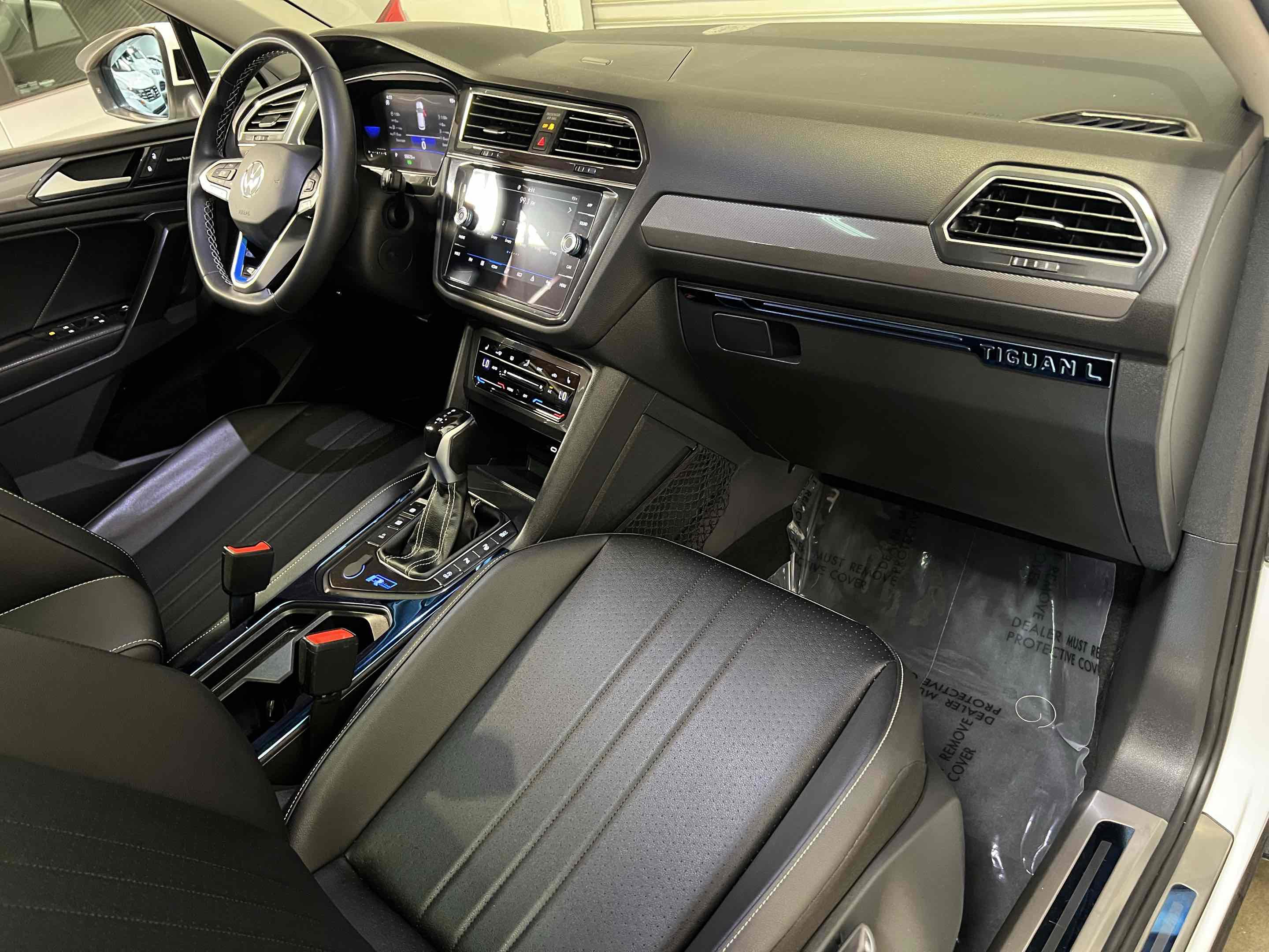 Used 2023 Volkswagen Tiguan SE w/ Panoramic Sunroof Package image 37