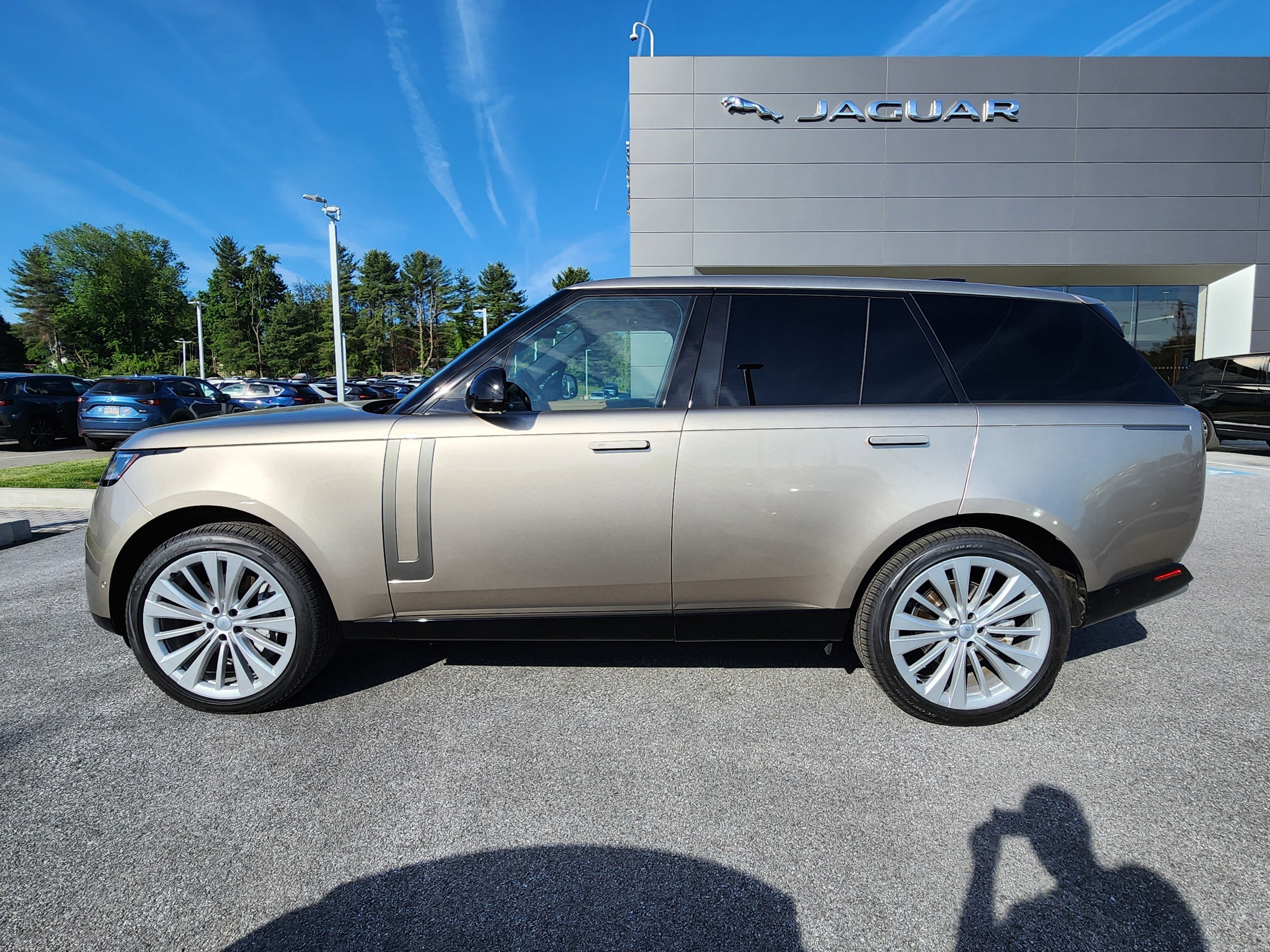Certified 2024 Land Rover Range Rover SE AWD/4WD image 5