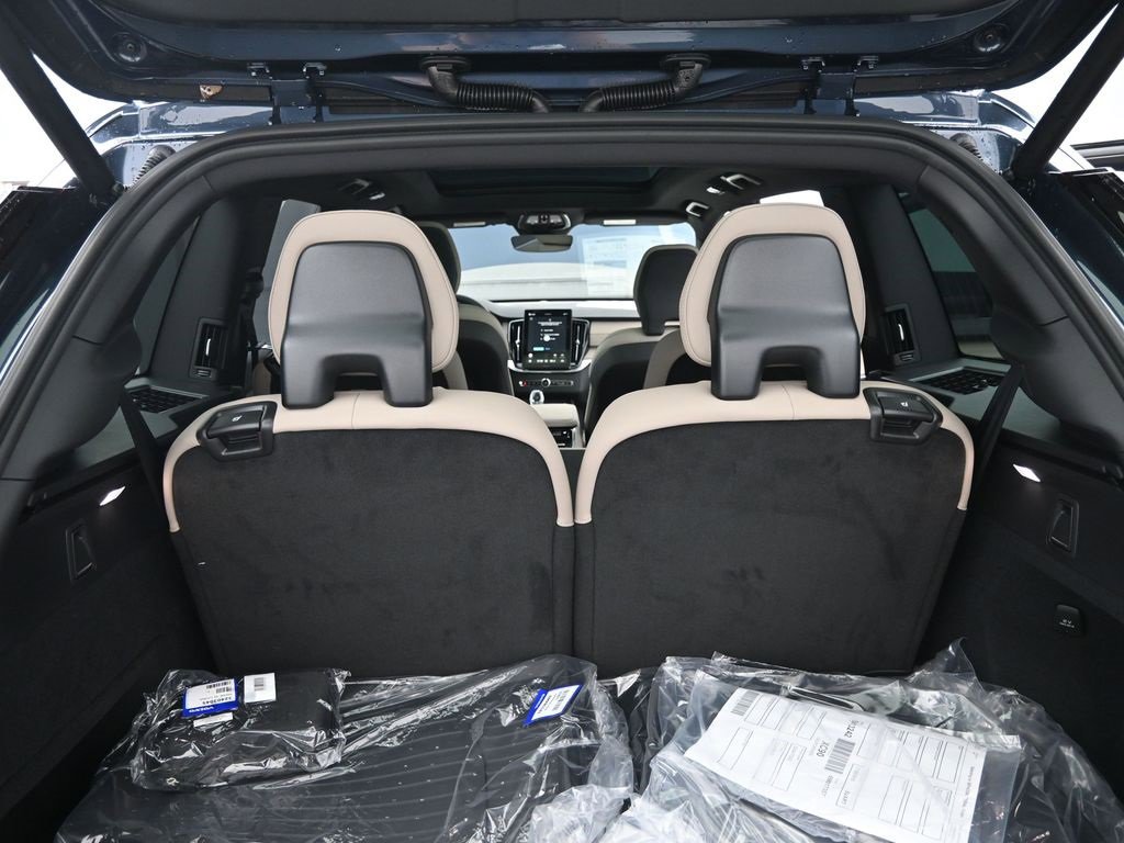 New 2026 Volvo XC90 B6 Plus w/ Protection Package Premier image 32