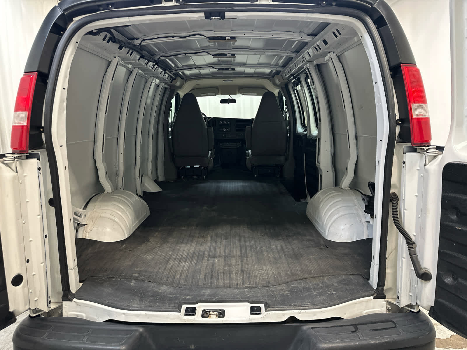 Used 2018 Chevrolet Express 2500 w/ Driver Convenience Package image 14