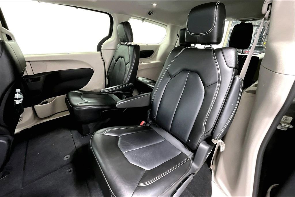 Used 2023 Chrysler Pacifica Touring-L image 33