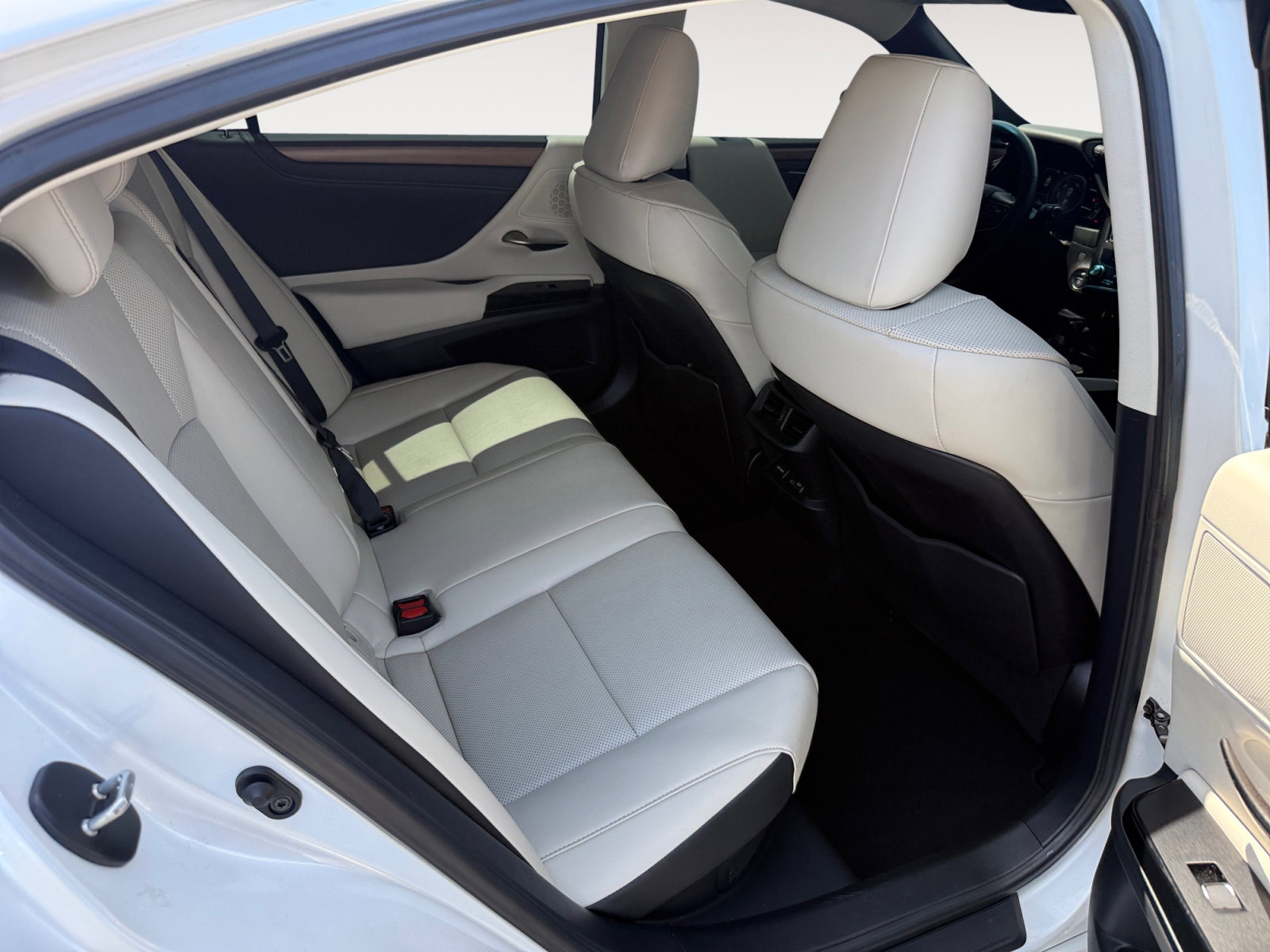 Used 2025 Lexus ES 300h w/ Premium Package FWD image 18