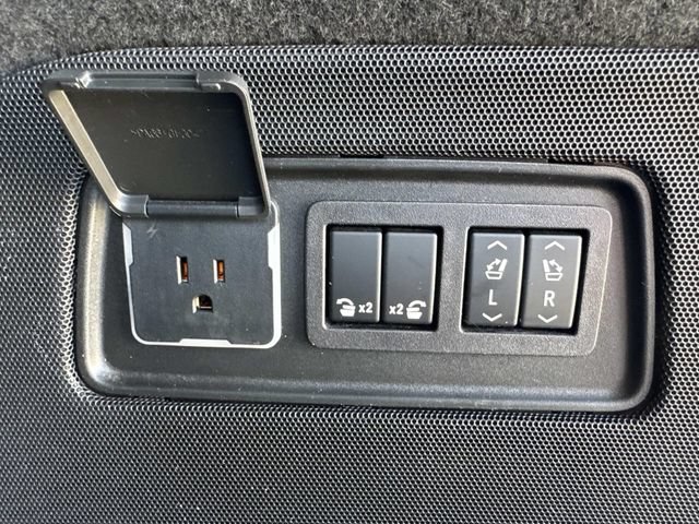 Used 2023 Cadillac Escalade Luxury RWD image 12