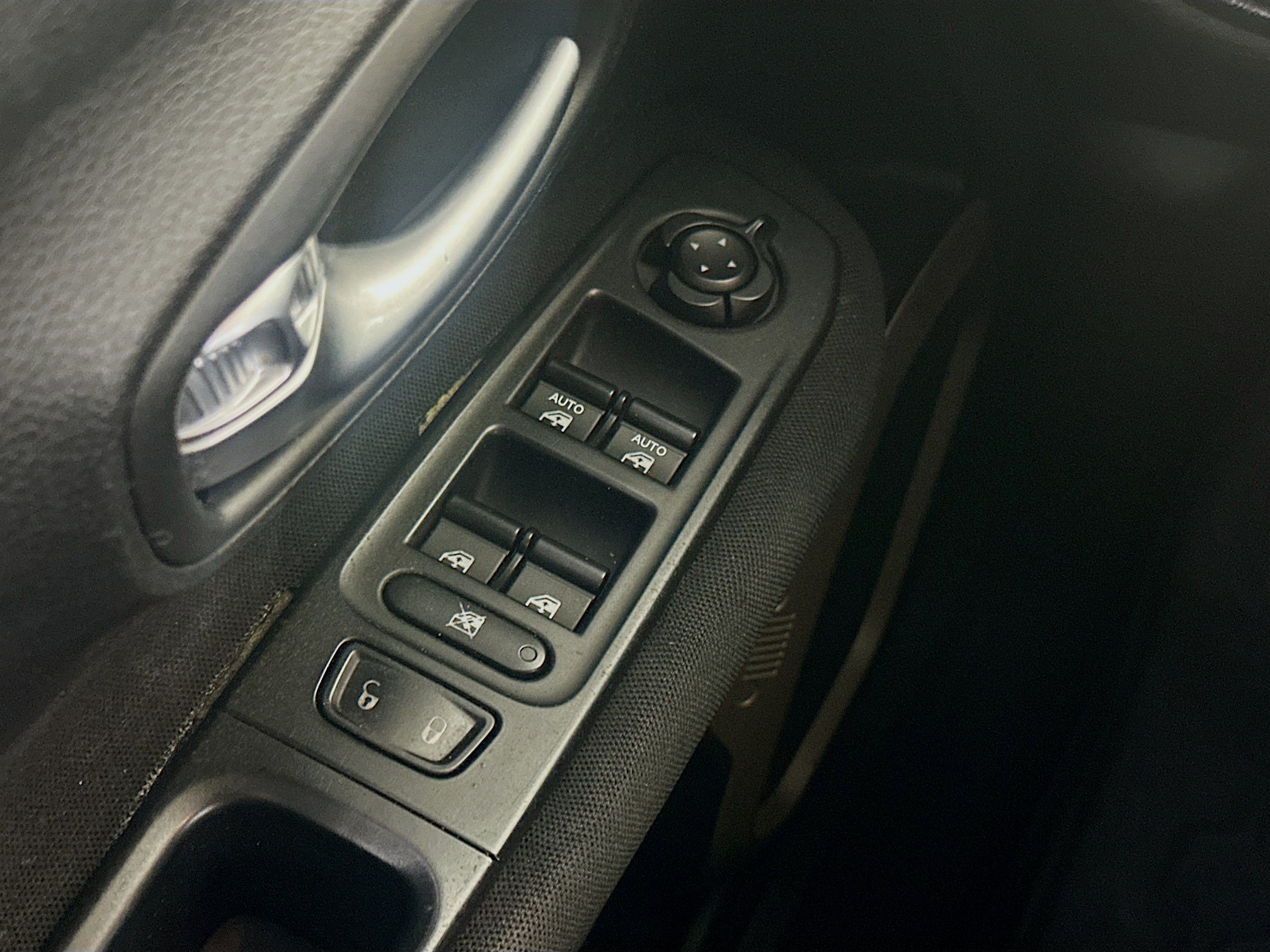 Used 2016 Jeep Renegade Latitude FWD image 15