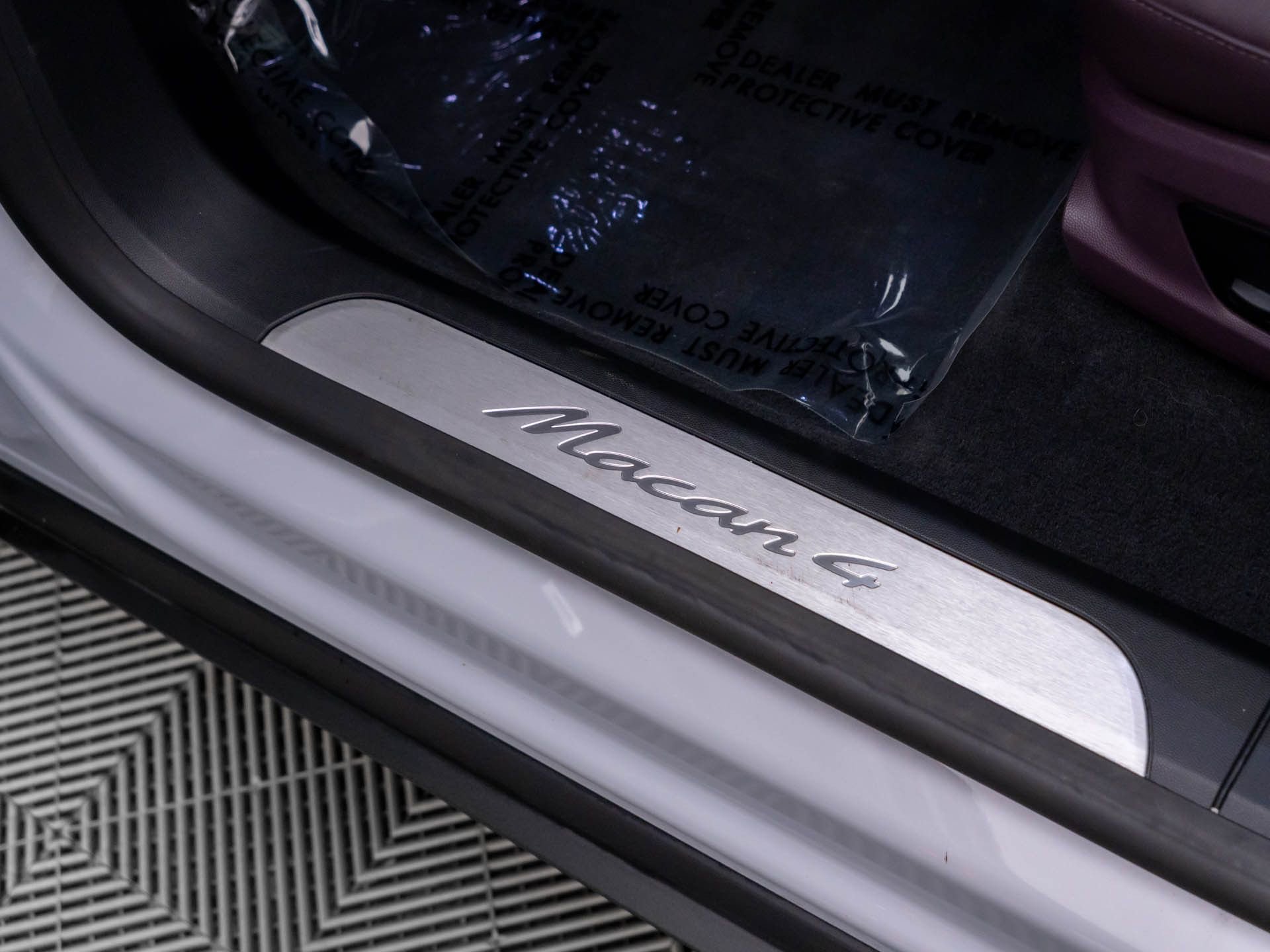 Certified 2025 Porsche Macan 4 Electric AWD/4WD image 15