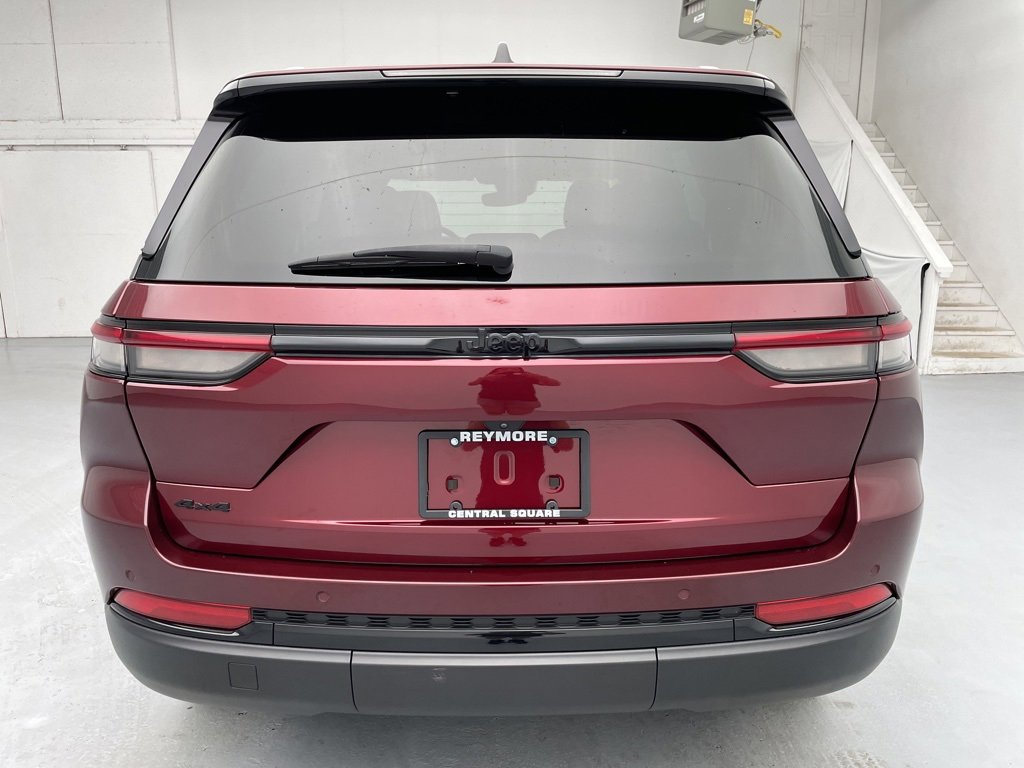 Used 2023 Jeep Grand Cherokee Altitude image 11