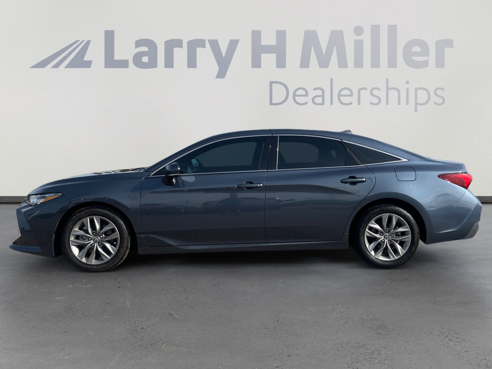 Used 2020 Toyota Avalon XLE image 2